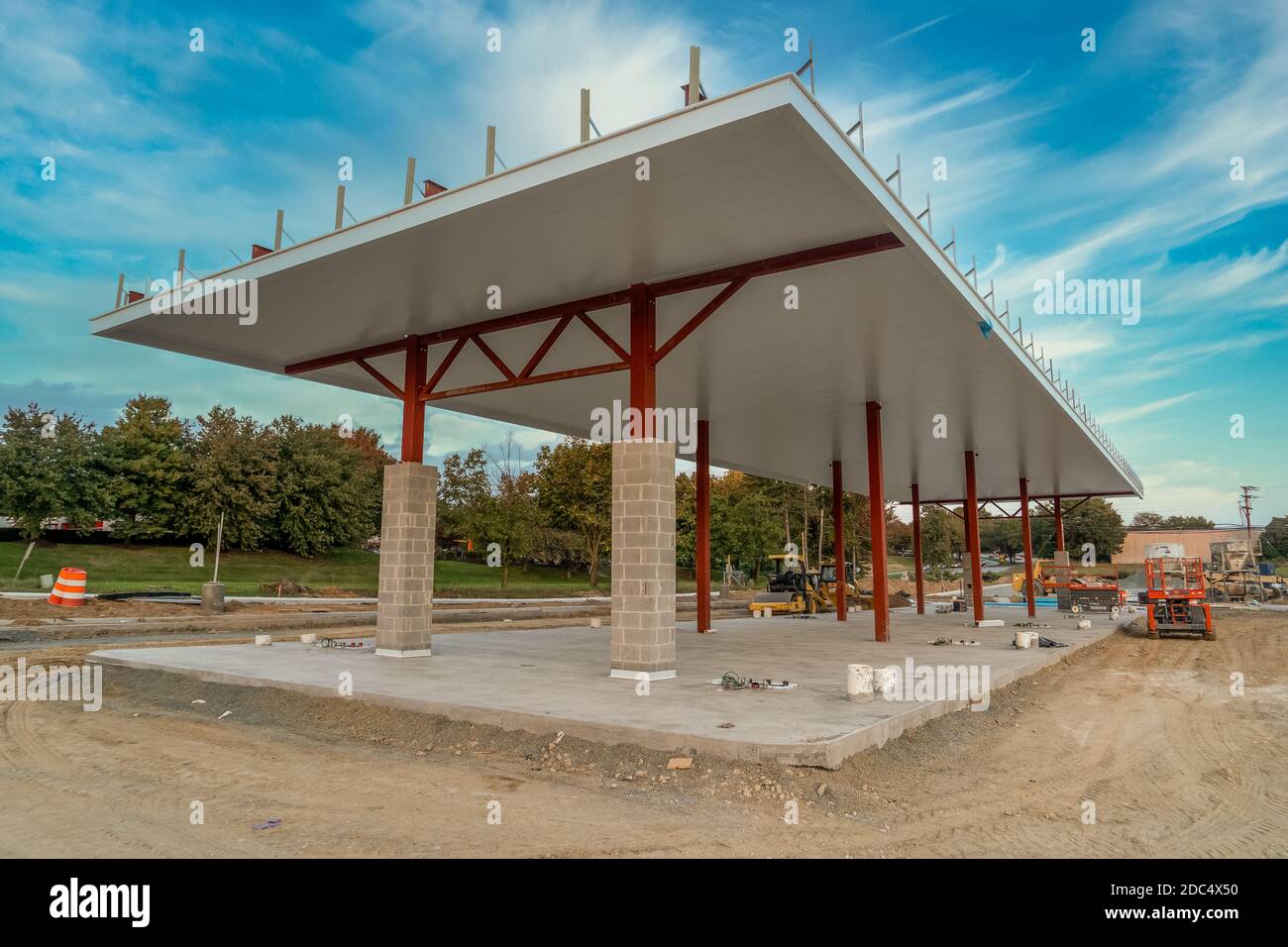 Vue d'une nouvelle station-service vide en construction aux États-Unis avec ciel bleu nuageux Banque D'Images
