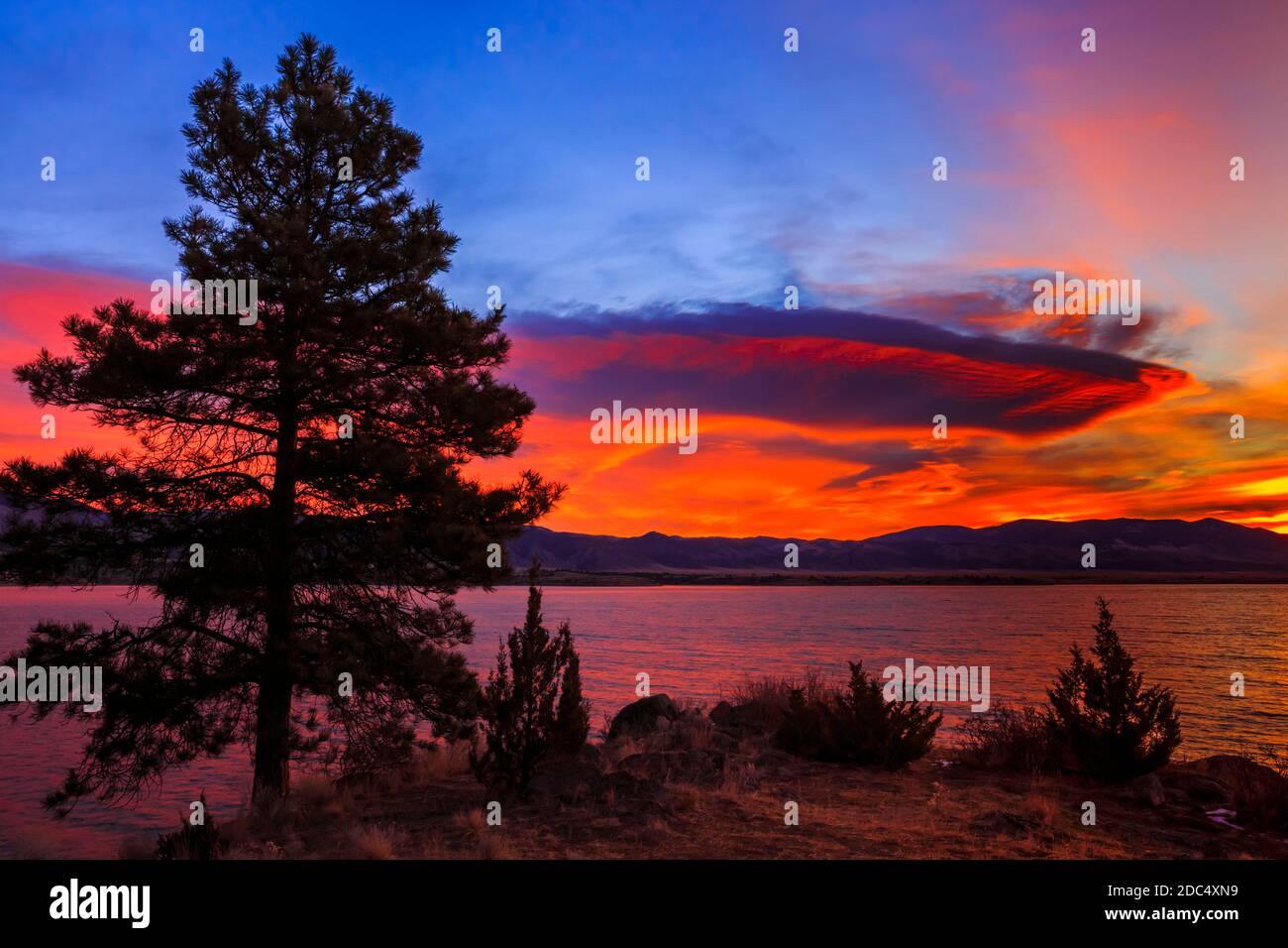 lever de soleil sur le lac du ferry du canyon winston, montana Banque D'Images