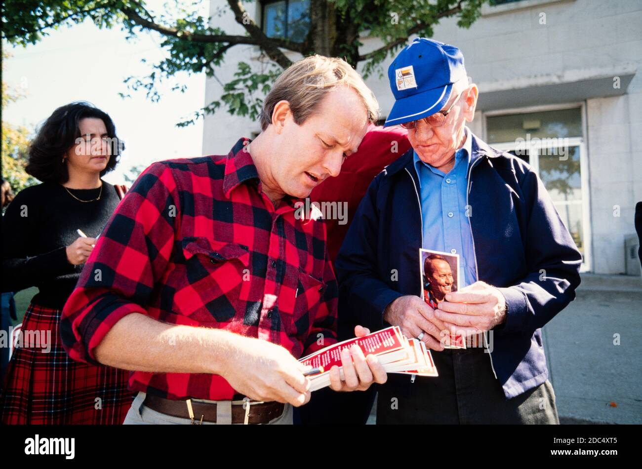 Campagnes Lamar Alexander pour le gouverneur du Tennessee - 1990. Alexander a enfilé une chemise à carreaux rouge et noire et a traversé des parties du Tennessee et a joué au washboard et au trombone dans 'Alexander's washboard Band' comme il a rencontré les électeurs du sud. Banque D'Images