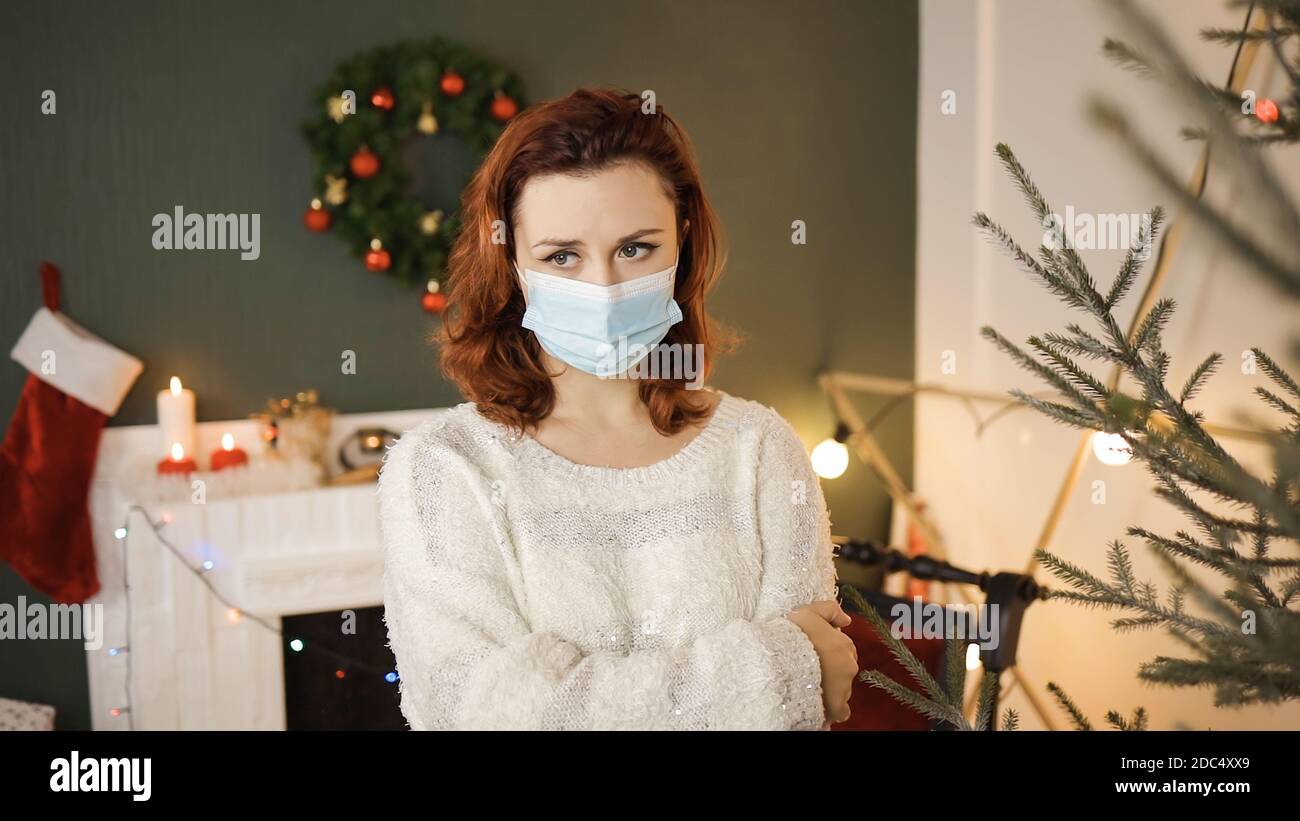Une jeune femme épuisée dans un masque médical vous regarde Banque D'Images