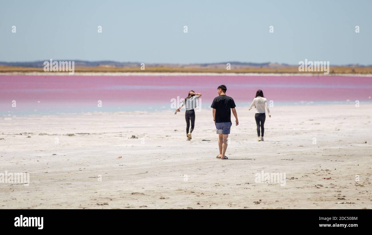 3 touristes explorant le lac Pink à Meningie en Australie méridionale Le 8 novembre 2020 Banque D'Images