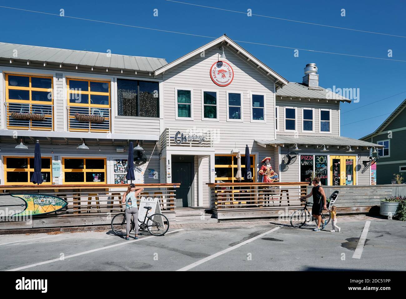 La famille à vélo à Grayton Beach est une destination touristique populaire sur la Floride, les États-Unis, le golfe du Mexique, la côte panhandle. Banque D'Images