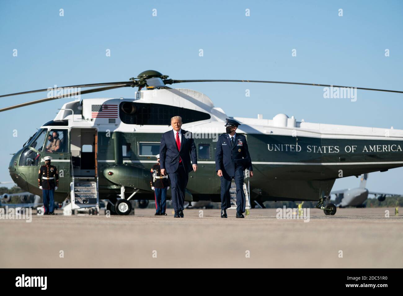 LE président AMÉRICAIN Donald Trump quitte Marine One alors qu'il monte à bord d'Air Force One le 14 octobre 2020 à la base conjointe Andrews, dans le Maryland. Il est prévu que Trump s'envole pour des Moines, Iowa, pour un rassemblement de campagne Make America Great avant de retourner à la Maison Blanche ce soir. Crédit : Alex Edelman/l'accès photo Banque D'Images