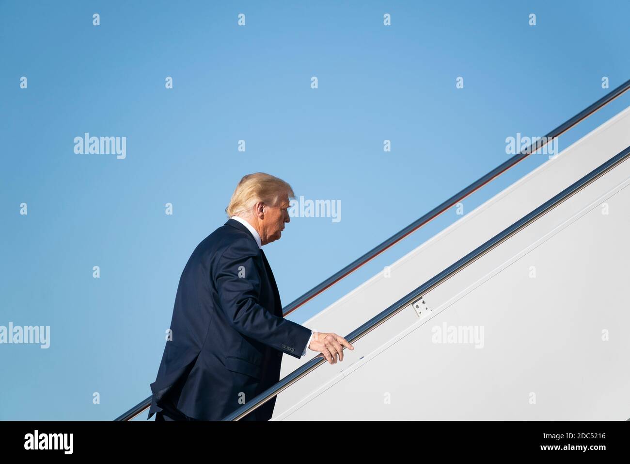 LE président AMÉRICAIN Donald Trump est à bord de la Air Force One le 14 octobre 2020 à la base conjointe Andrews, Maryland. Il est prévu que Trump s'envole pour des Moines, Iowa, pour un rassemblement de campagne Make America Great avant de retourner à la Maison Blanche ce soir. Crédit : Alex Edelman/l'accès photo Banque D'Images