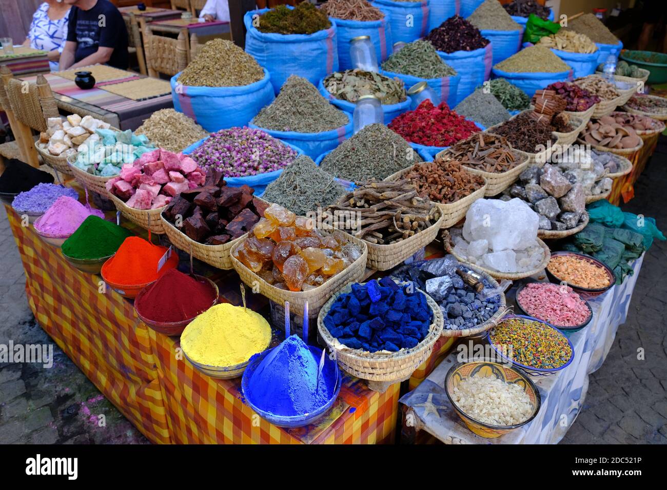Maroc Marrakech - stalle colorée d'épices et de colorants échantillons de un distributeur d'épices Banque D'Images
