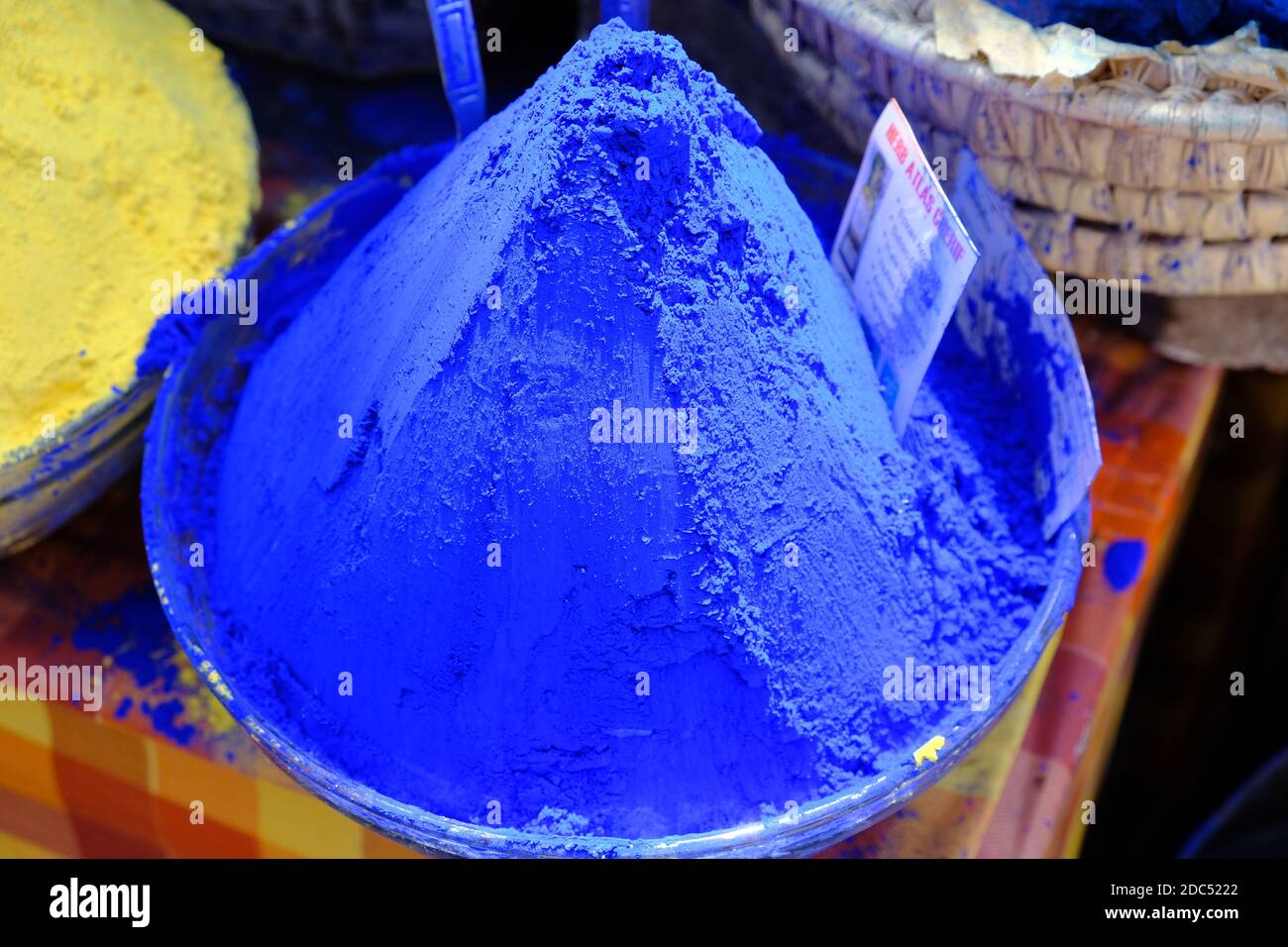 Maroc Marrakech - coloré naturel Indigo Blue Dye échantillons de un distributeur d'épices Banque D'Images