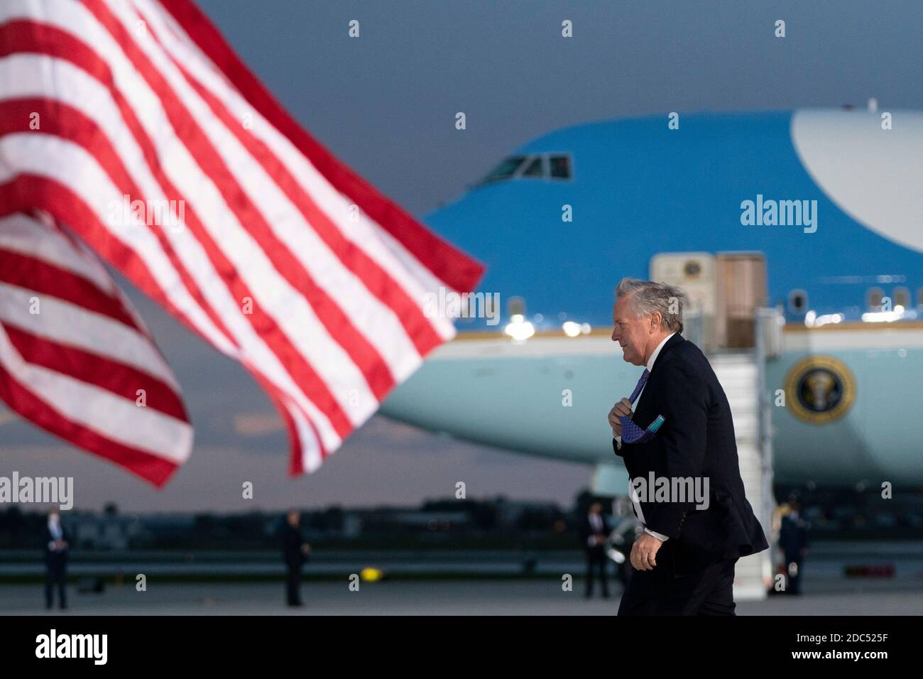 Le chef de cabinet de la Maison Blanche, Mark Meadows, accueille ses partisans en tant que président américain Donald Trump, lors d'un événement de campagne Make America Great Again à l'aéroport international des Moines, le 14 octobre 2020 à des Moines, Iowa. Trump fait campagne une semaine après avoir récupéré de COVID-19. Crédit : Alex Edelman/l'accès photo Banque D'Images