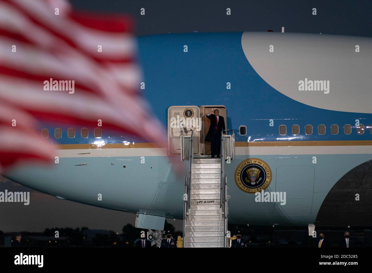 LE président AMÉRICAIN Donald Trump arrive à un événement de campagne Make America Great Again à l'aéroport international de des Moines le 14 octobre 2020 à des Moines, Iowa. Trump fait campagne une semaine après avoir récupéré de COVID-19. Crédit : Alex Edelman/l'accès photo Banque D'Images