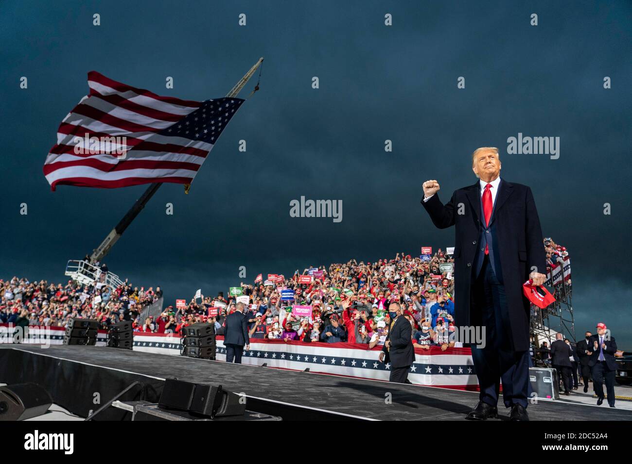 LE président AMÉRICAIN Donald Trump arrive à un événement de campagne Make America Great Again à l'aéroport international de des Moines le 14 octobre 2020 à des Moines, Iowa. Trump fait campagne une semaine après avoir récupéré de COVID-19. Crédit : Alex Edelman/l'accès photo Banque D'Images