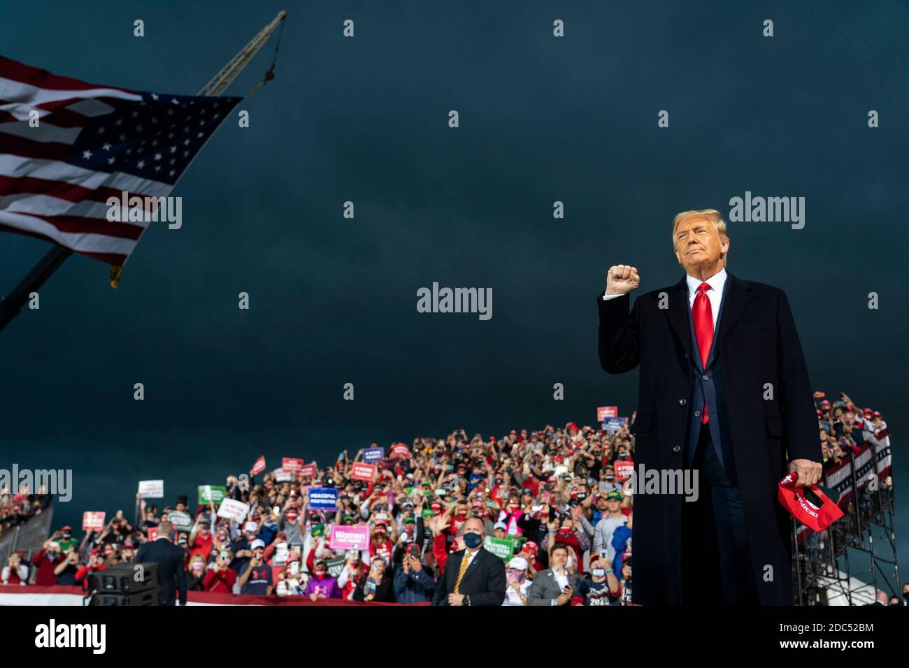 LE président AMÉRICAIN Donald Trump arrive à un événement de campagne Make America Great Again à l'aéroport international de des Moines le 14 octobre 2020 à des Moines, Iowa. Trump fait campagne une semaine après avoir récupéré de COVID-19. Crédit : Alex Edelman/l'accès photo Banque D'Images