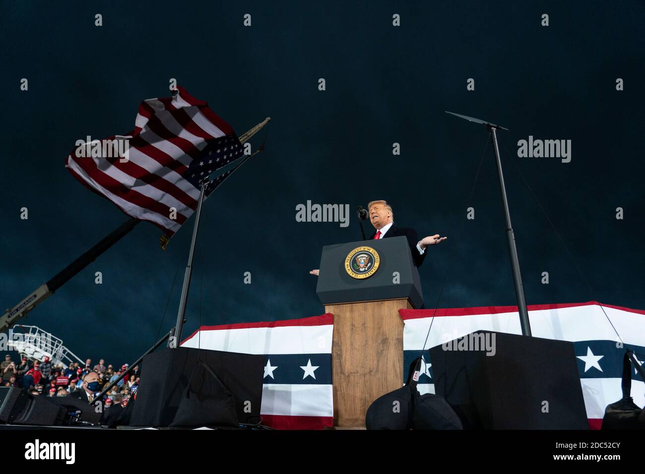 LE président AMÉRICAIN Donald Trump s'exprime lors d'un événement de campagne Make America Great Again à l'aéroport international des Moines le 14 octobre 2020 à des Moines, Iowa. Trump fait campagne une semaine après avoir récupéré de COVID-19. Crédit : Alex Edelman/l'accès photo Banque D'Images