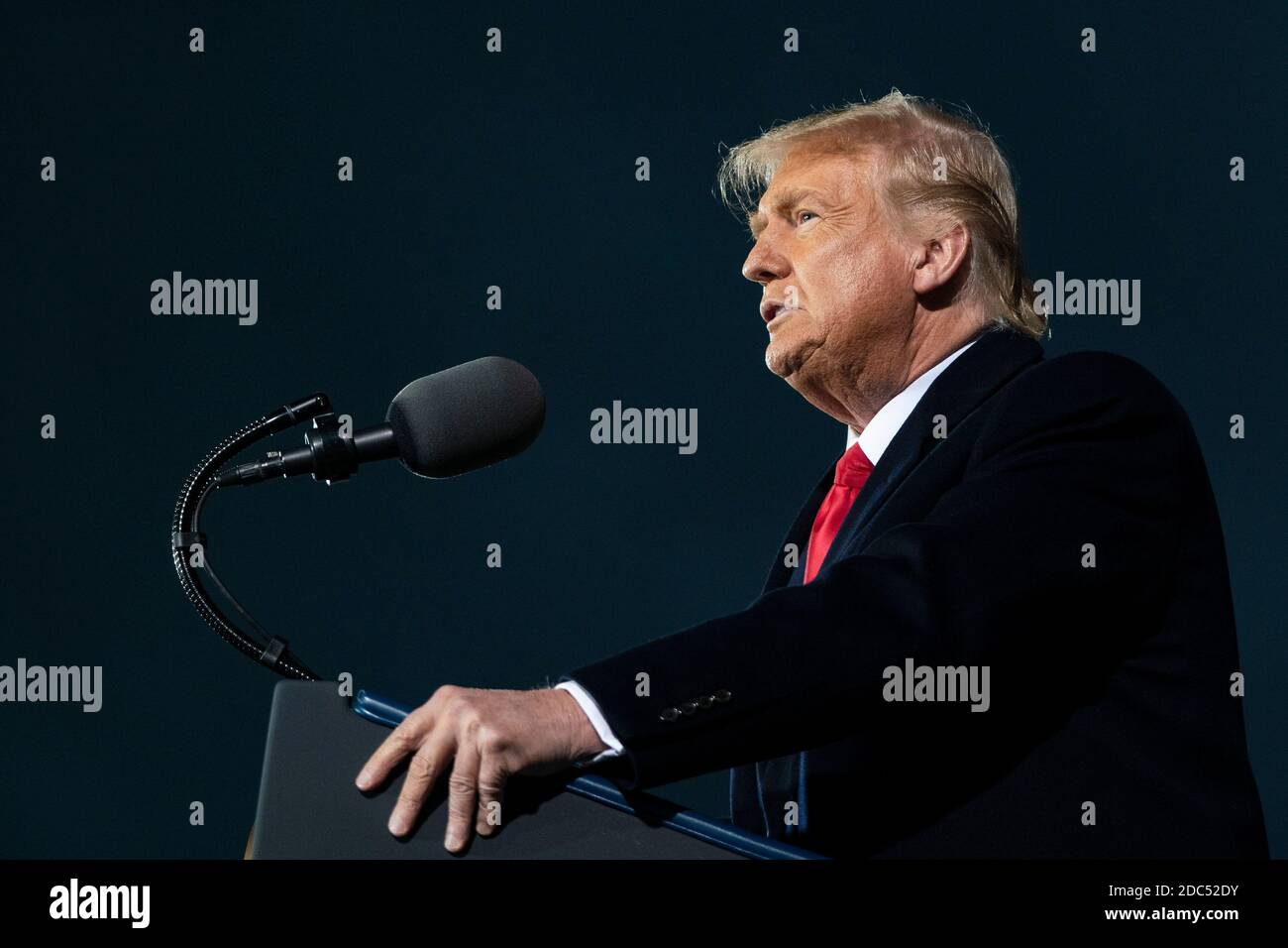 LE président AMÉRICAIN Donald Trump s'exprime lors d'un événement de campagne Make America Great Again à l'aéroport international des Moines le 14 octobre 2020 à des Moines, Iowa. Trump fait campagne une semaine après avoir récupéré de COVID-19. Crédit : Alex Edelman/l'accès photo Banque D'Images