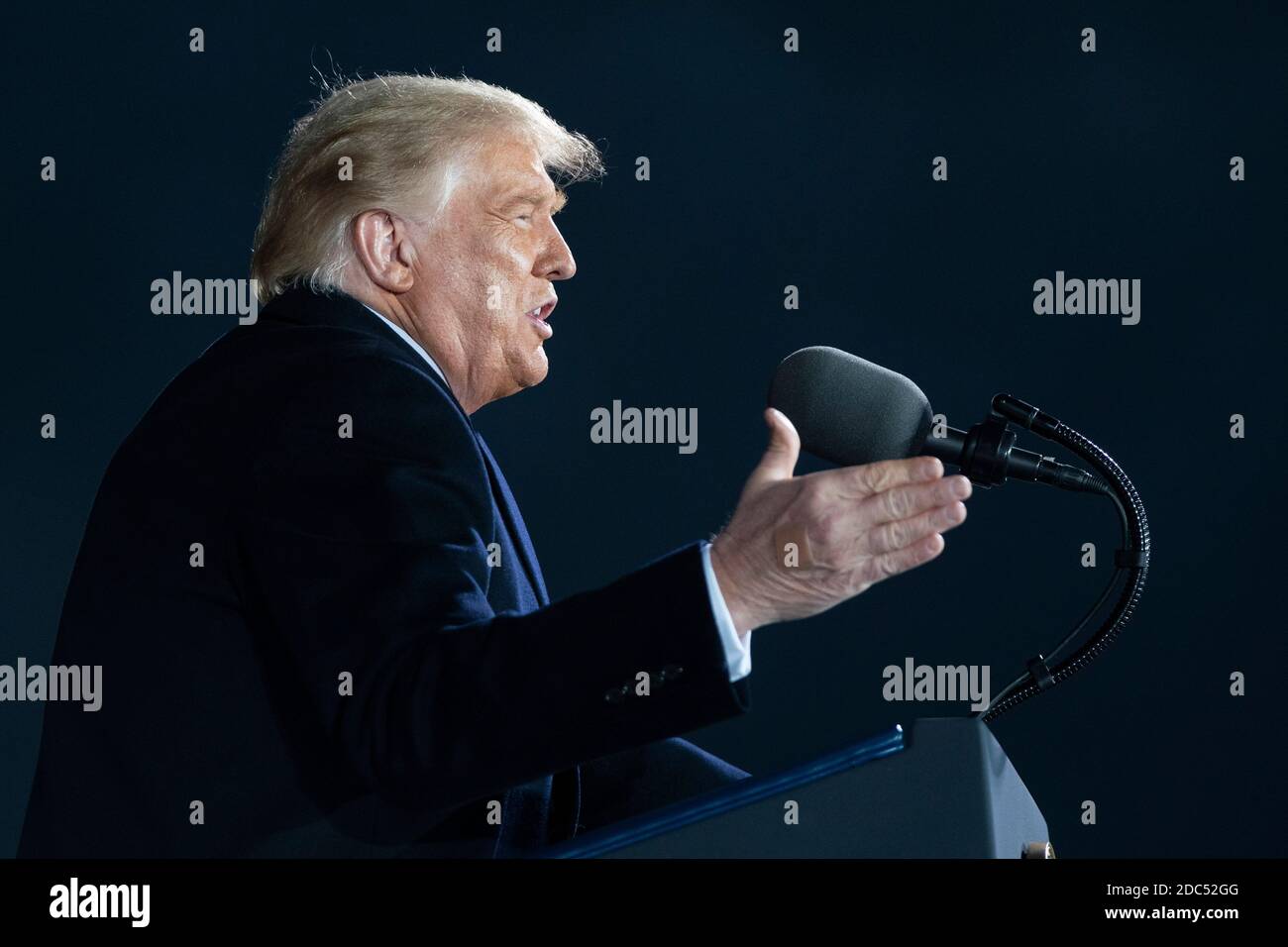 LE président AMÉRICAIN Donald Trump s'exprime lors d'un événement de campagne Make America Great Again à l'aéroport international des Moines le 14 octobre 2020 à des Moines, Iowa. Trump fait campagne une semaine après avoir récupéré de COVID-19. Crédit : Alex Edelman/l'accès photo Banque D'Images