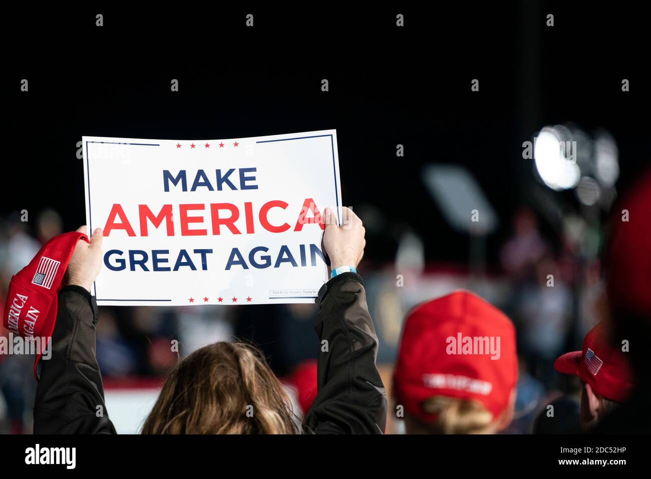 Les partisans applaudissent le président américain Donald Trump lors d'un événement de campagne Make America Great Again à l'aéroport international des Moines le 14 octobre 2020 à des Moines, Iowa. Trump fait campagne une semaine après avoir récupéré de COVID-19. Crédit : Alex Edelman/l'accès photo Banque D'Images