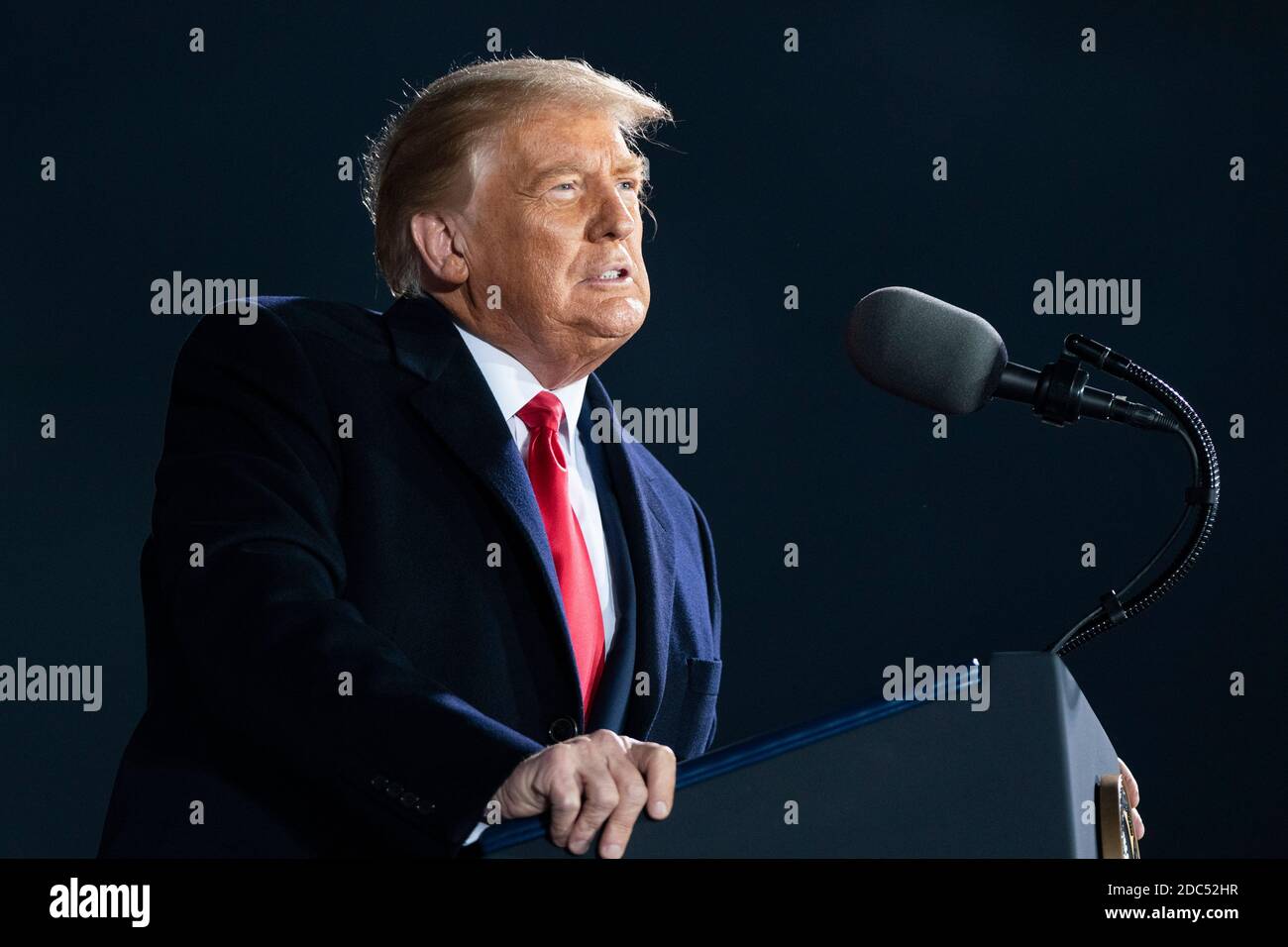 LE président AMÉRICAIN Donald Trump s'exprime lors d'un événement de campagne Make America Great Again à l'aéroport international des Moines le 14 octobre 2020 à des Moines, Iowa. Trump fait campagne une semaine après avoir récupéré de COVID-19. Crédit : Alex Edelman/l'accès photo Banque D'Images