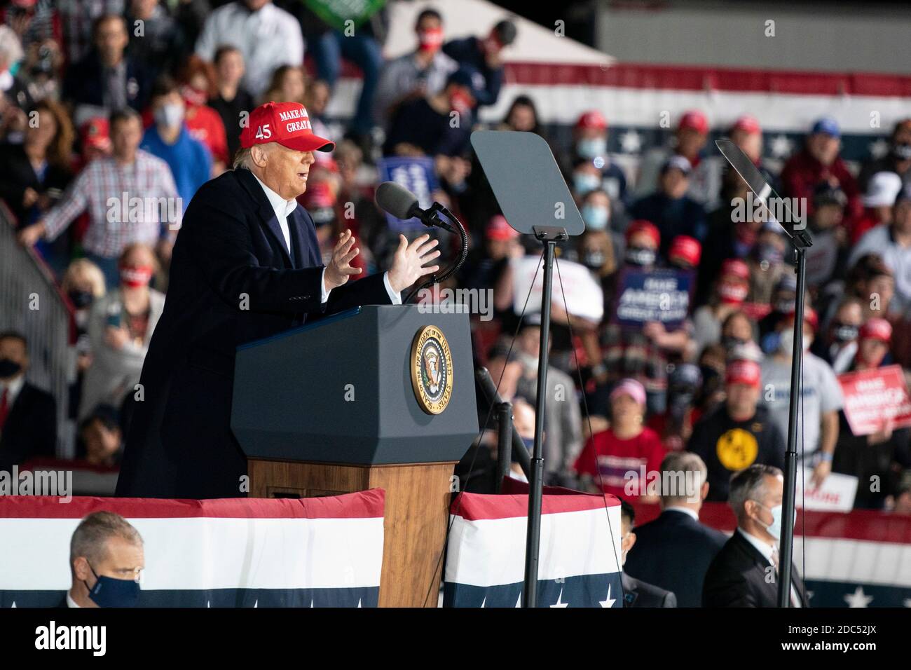 LE président AMÉRICAIN Donald Trump s'exprime lors d'un événement de campagne Make America Great Again à l'aéroport international des Moines le 14 octobre 2020 à des Moines, Iowa. Trump fait campagne une semaine après avoir récupéré de COVID-19. Crédit : Alex Edelman/l'accès photo Banque D'Images