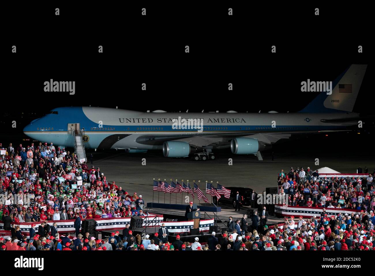 LE président AMÉRICAIN Donald Trump s'exprime lors d'un événement de campagne Make America Great Again à l'aéroport international des Moines le 14 octobre 2020 à des Moines, Iowa. Trump fait campagne une semaine après avoir récupéré de COVID-19. Crédit : Alex Edelman/l'accès photo Banque D'Images