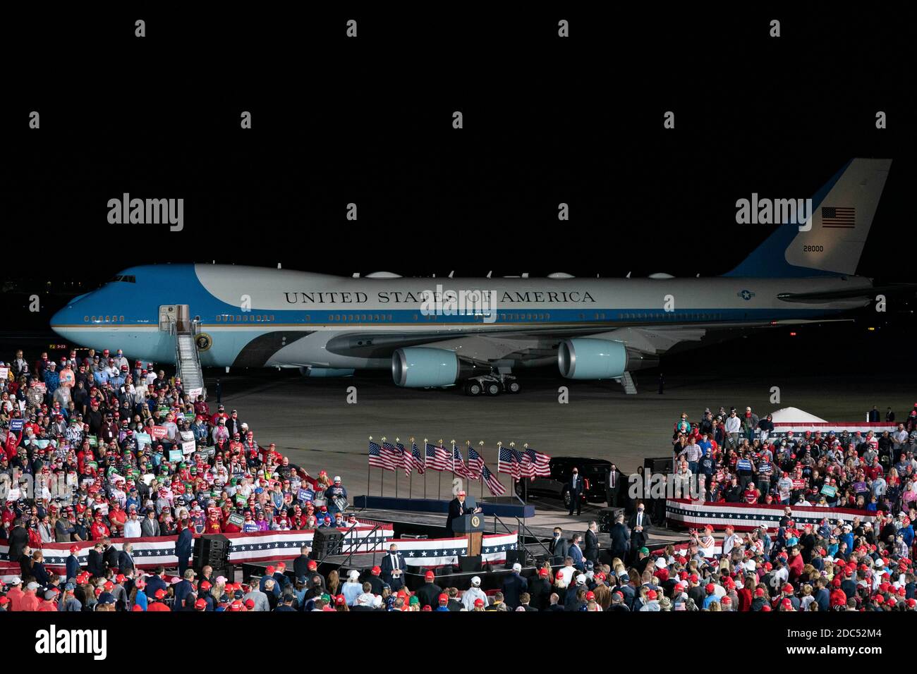 LE président AMÉRICAIN Donald Trump s'exprime lors d'un événement de campagne Make America Great Again à l'aéroport international des Moines le 14 octobre 2020 à des Moines, Iowa. Trump fait campagne une semaine après avoir récupéré de COVID-19. Crédit : Alex Edelman/l'accès photo Banque D'Images