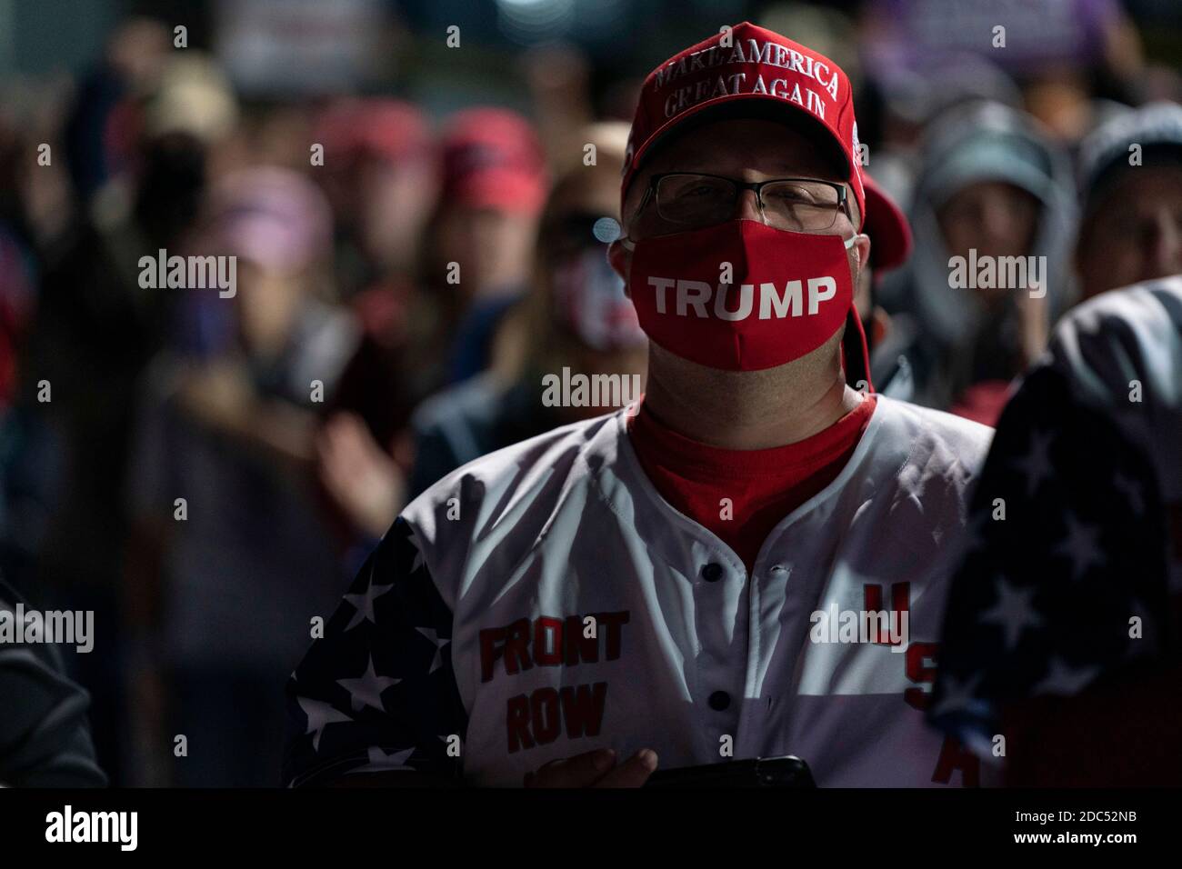 Les partisans écoutent pendant que le président américain Donald Trump parle lors d'un événement de campagne Make America Great Again à l'aéroport international des Moines le 14 octobre 2020 à des Moines, Iowa. Trump fait campagne une semaine après avoir récupéré de COVID-19. Crédit : Alex Edelman/l'accès photo Banque D'Images
