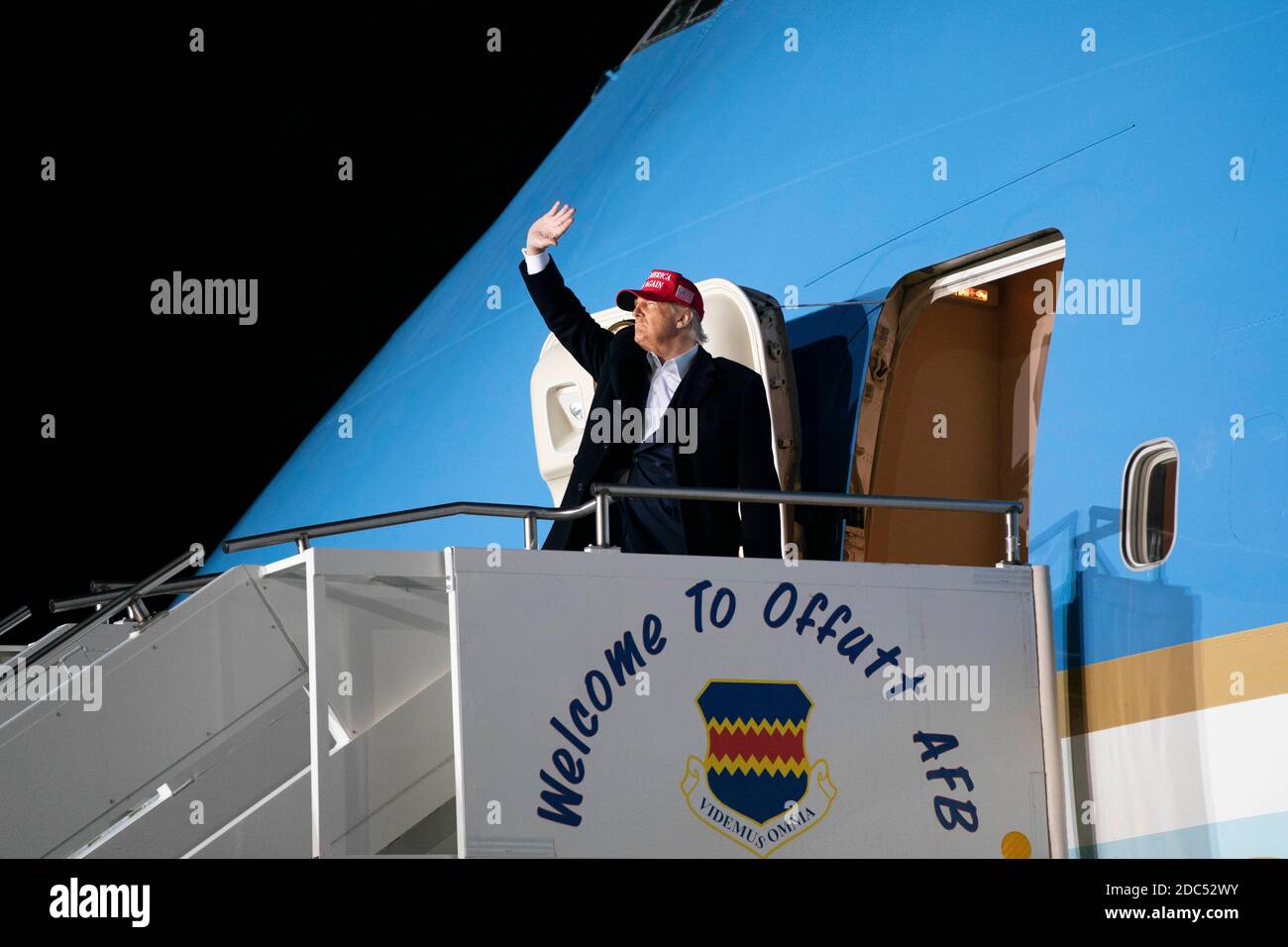 LE président AMÉRICAIN Donald Trump est à bord d'Air Force One après avoir pris la parole lors d'un événement de campagne Make America Great Again à l'aéroport international des Moines le 14 octobre 2020 à des Moines, Iowa. Trump fait campagne une semaine après avoir récupéré de COVID-19. Crédit : Alex Edelman/l'accès photo Banque D'Images