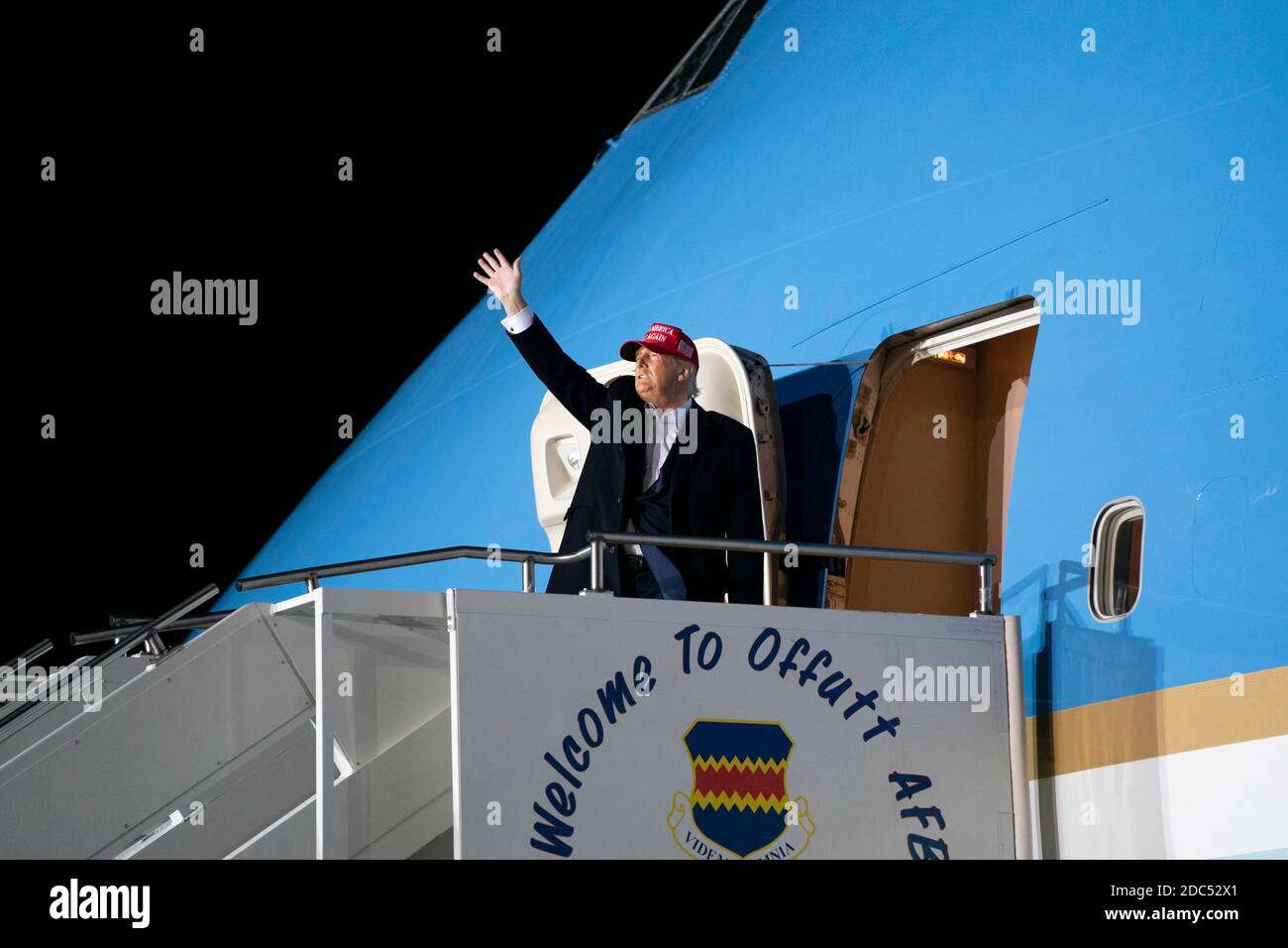 LE président AMÉRICAIN Donald Trump est à bord d'Air Force One après avoir pris la parole lors d'un événement de campagne Make America Great Again à l'aéroport international des Moines le 14 octobre 2020 à des Moines, Iowa. Trump fait campagne une semaine après avoir récupéré de COVID-19. Crédit : Alex Edelman/l'accès photo Banque D'Images