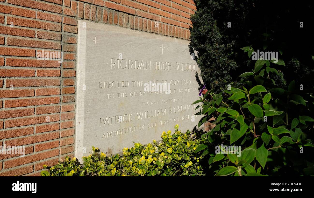 Plaque de dédicace sur un mur de briques à l'école secondaire Archevêque Riordan, une école secondaire catholique privée à San Francisco, Californie, Etats-Unis. Banque D'Images