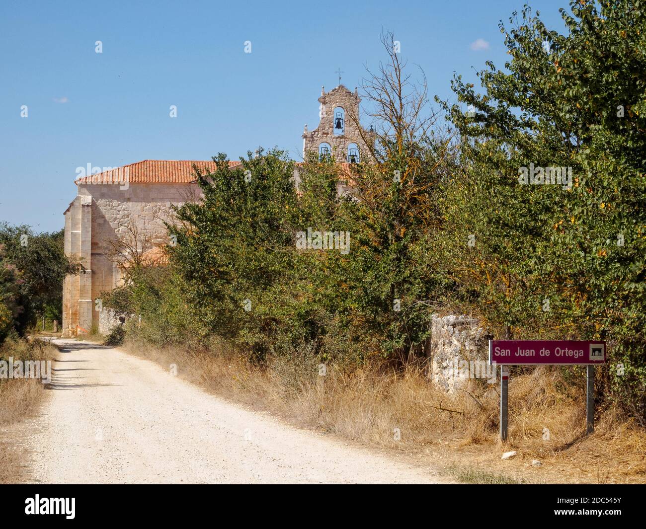 Arrivée au monastère de San Juan de Ortega - Barrios de Colina, Castille et Leon, Espagne Banque D'Images