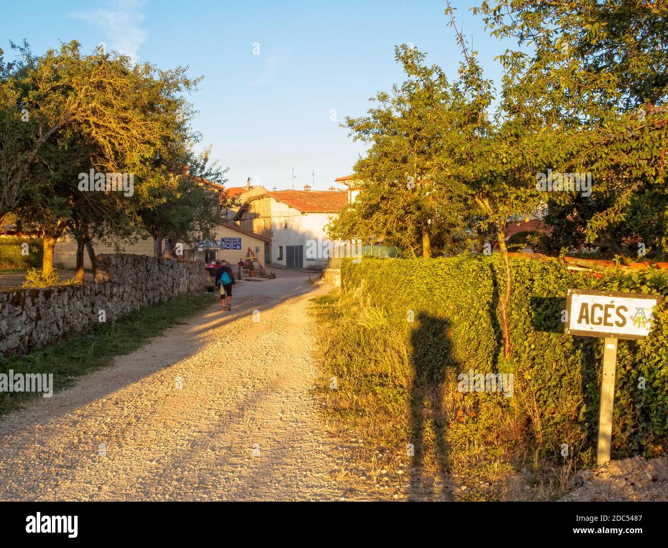 Arrivée le matin au petit village d'Ages, Castille et León, Espagne Banque D'Images