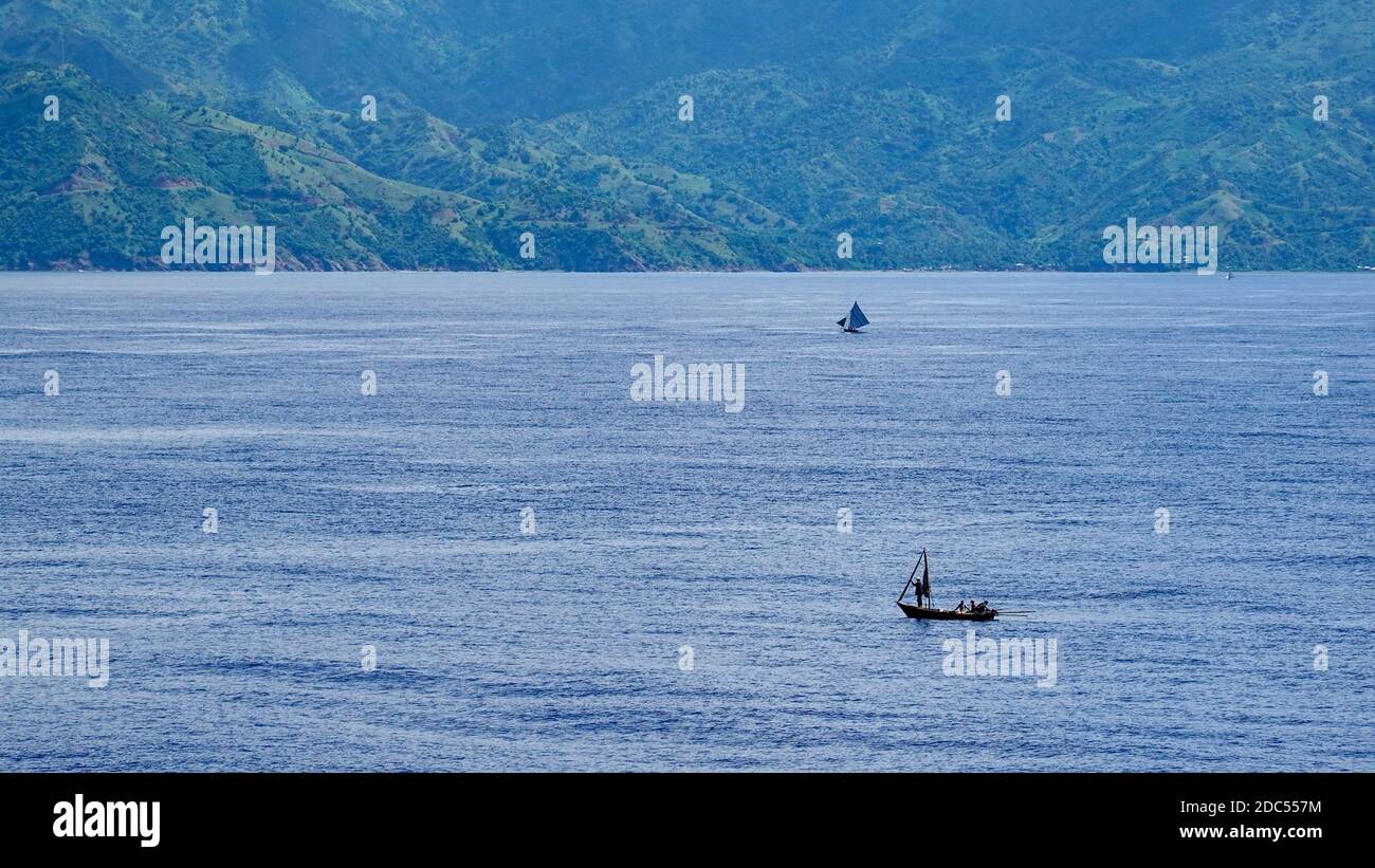 Haïti-11/1/19 : Le ciel voilé et montagneuse des côtes de l'île des Caraïbes d'Haïti en tant qu'un navire de croisière voiles par. Banque D'Images