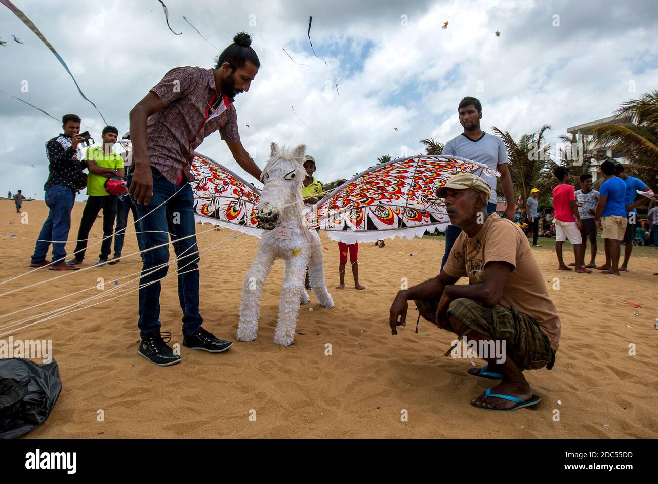 Un cheval volant se prépare pour le décollage de la plage de Negombo au Sri Lanka. Le cerf-volant était l'un des nombreux qui ont pris le ciel pendant le festival annuel du cerf-volant. Banque D'Images