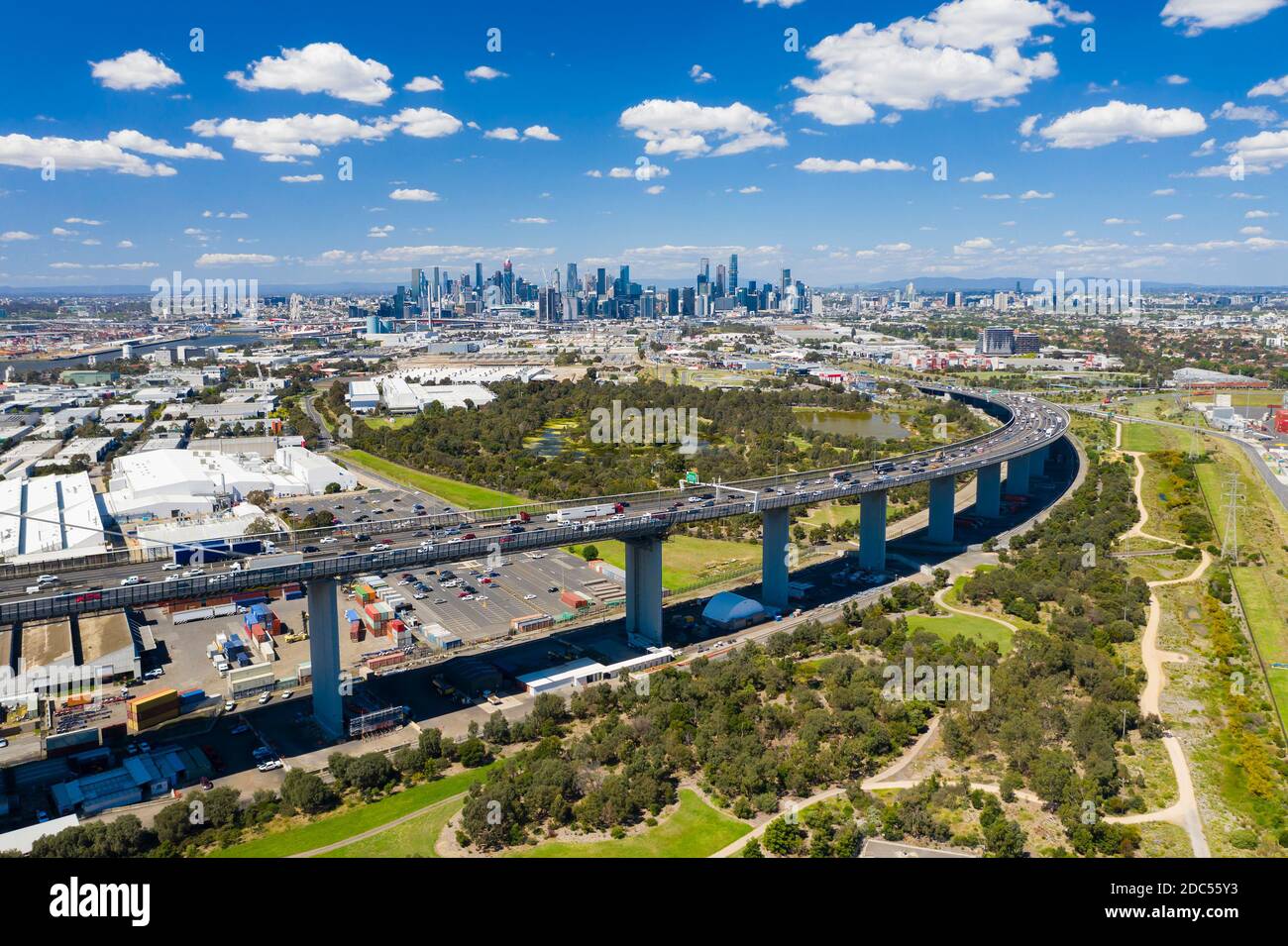 Photo aérienne de l'autoroute reliée au quartier des affaires de Melbourne Banque D'Images