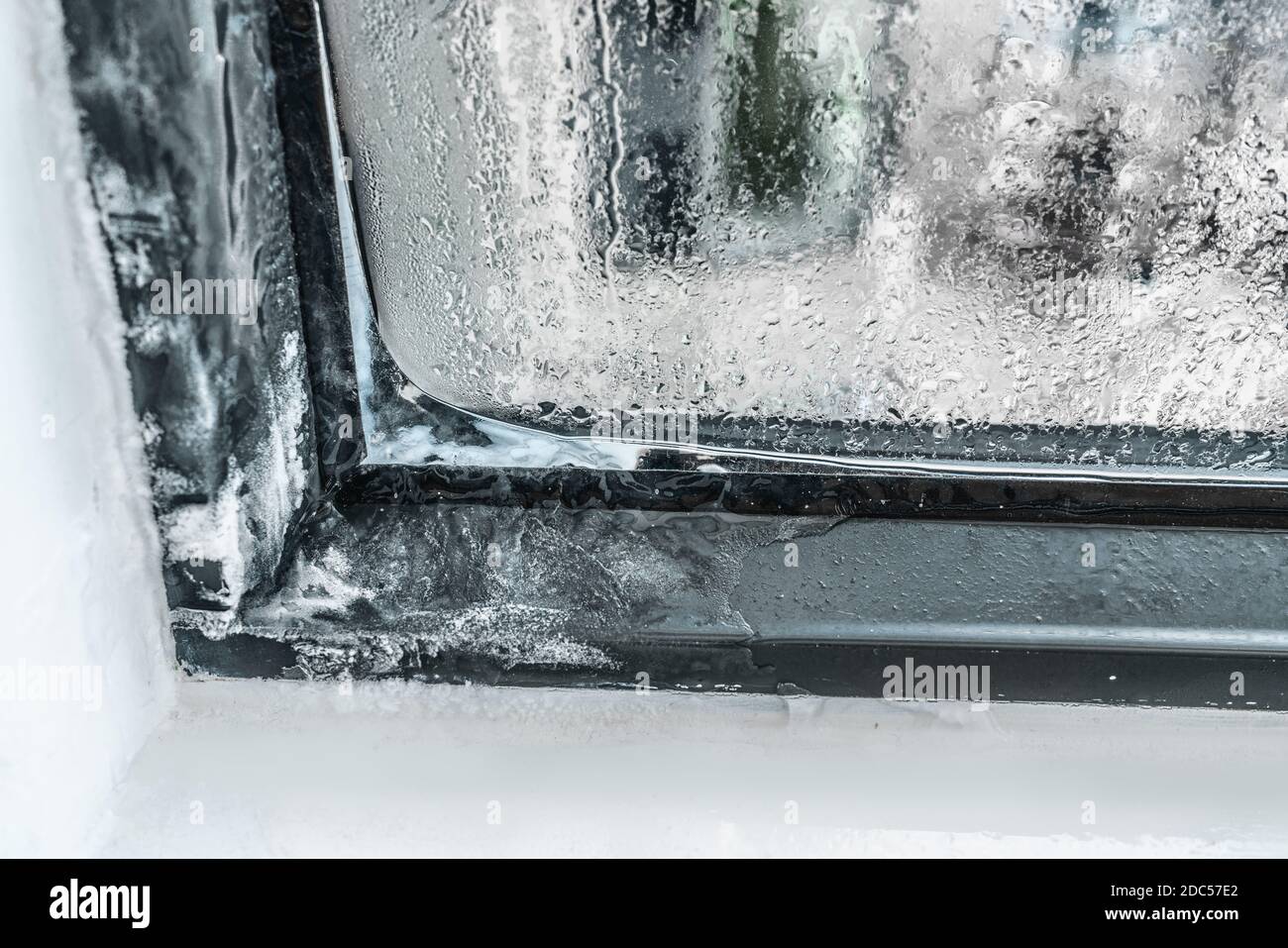 Problème d'isolation de la fenêtre de la maison d'hiver. Condensation sur  les fenêtres de la maison et de l'appartement provoquant la formation de  glace à l'intérieur Photo Stock - Alamy