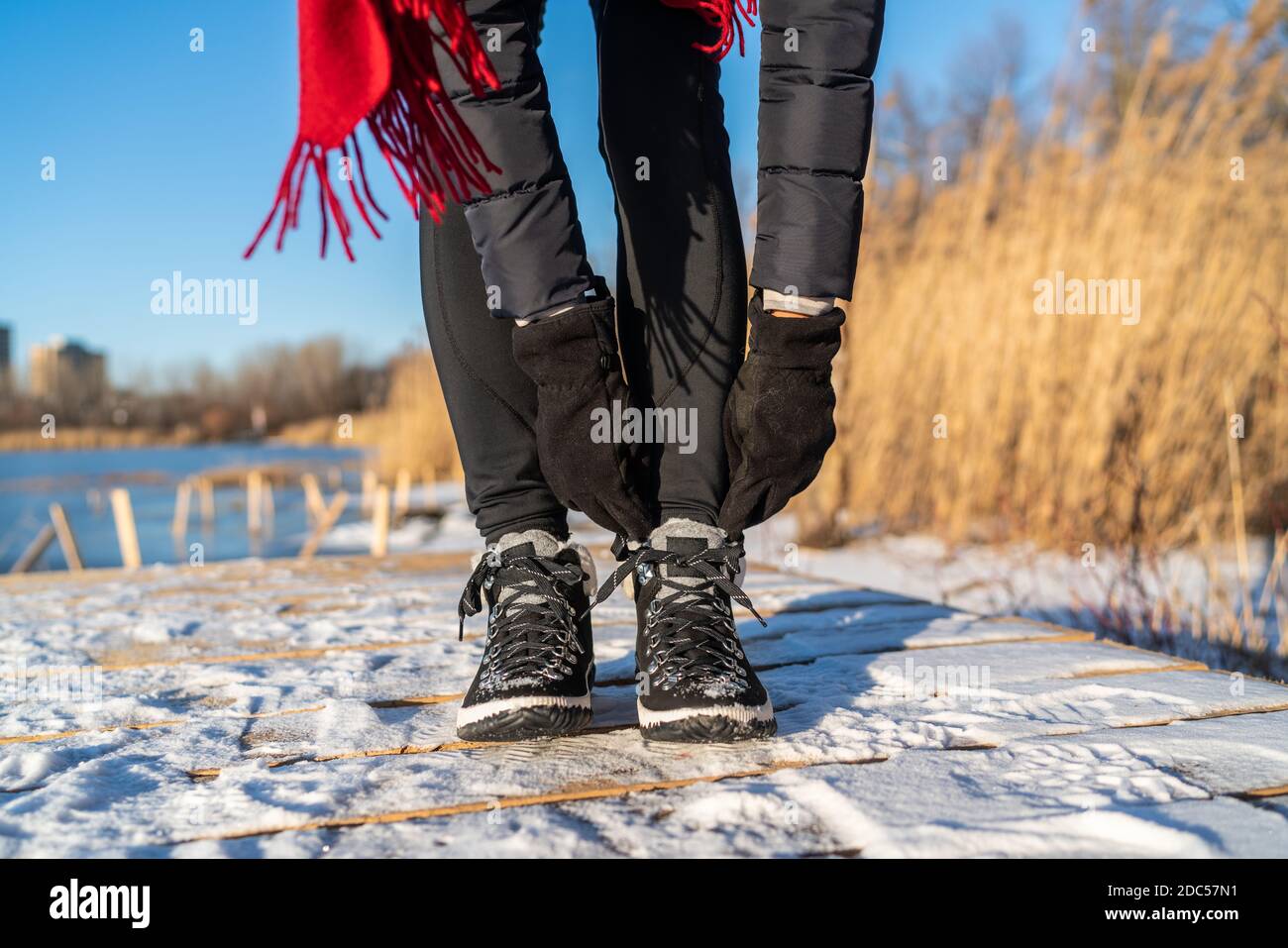 Prêt pour l'hiver femme attachant chaussures lacets chaussures de randonnée  pour semelles antidérapantes pour la neige et la glace pour les  températures extérieures froides Photo Stock - Alamy