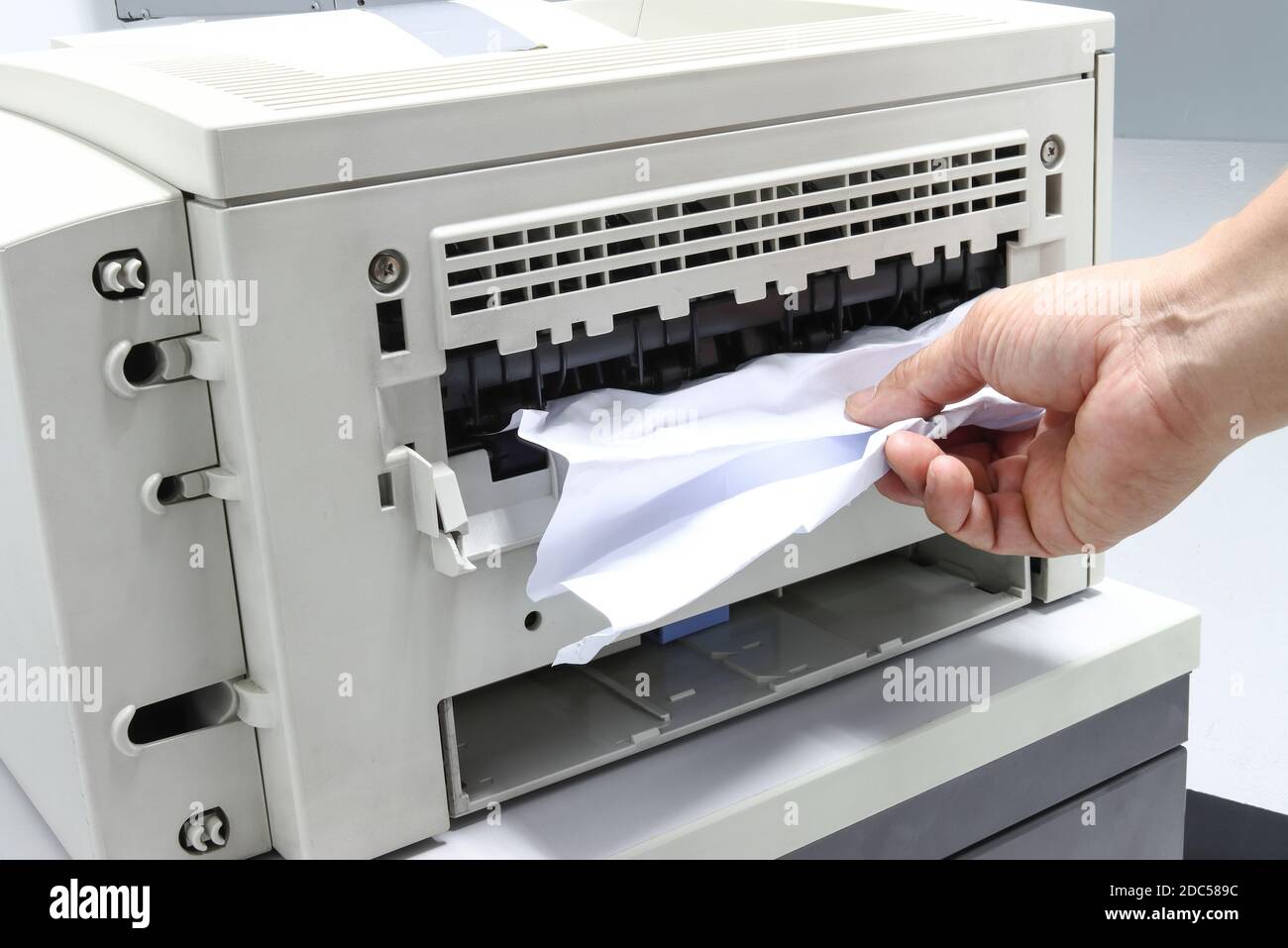 Techniciens retrait du papier coincé, bourrage papier dans l'imprimante au  bureau Photo Stock - Alamy