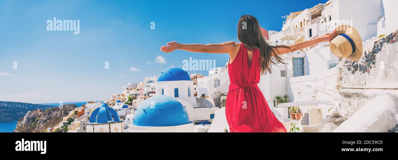 Europe voyage vacances amusant été femme se sentant libre dansant avec les armes ouvertes en liberté à Oia, Santorini, Grèce île. Bannière touristique insouciante Banque D'Images