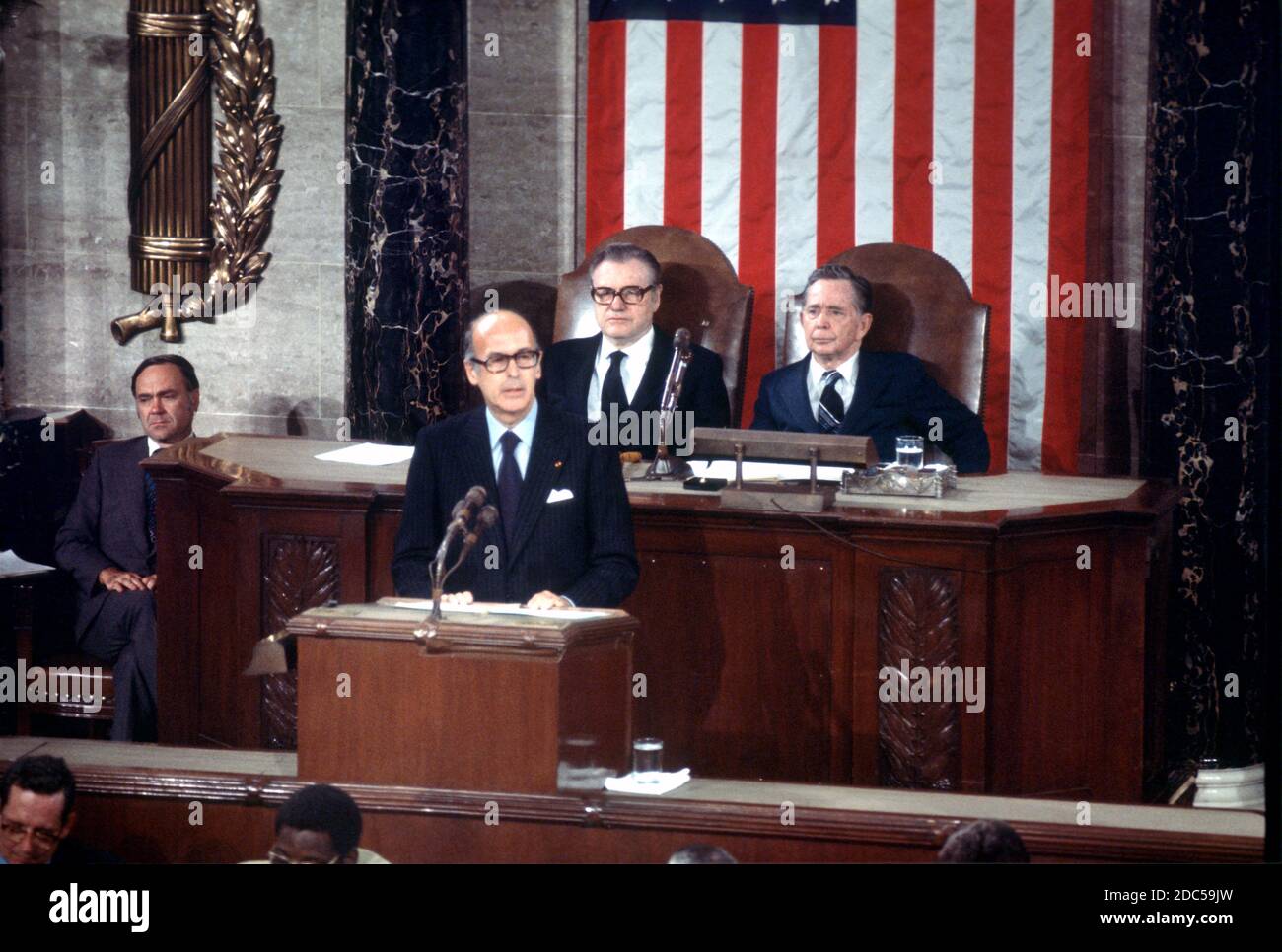 Le président français Valéry Giscard d'Estaing, s'adresse à une session conjointe du Congrès dans la Chambre des représentants des États-Unis au Capitole de Washington, DC, le 18 mai 1976. Le président Giscard d'Estaing est à Washington pour une visite d'État. Le vice-président des États-Unis Nelson A. Rockefeller et le président de la Chambre des représentants des États-Unis Carl Albert (démocrate d'Oklahoma) sont assis derrière le président Giscard à droite. Crédit : Benjamin E. « Gene » forte/CNP | usage dans le monde entier Banque D'Images