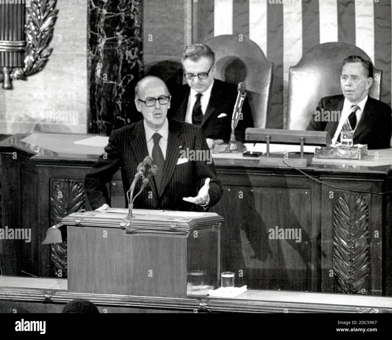 Le président français Valéry Giscard d'Estaing, s'adresse à une session conjointe du Congrès dans la Chambre des représentants des États-Unis au Capitole de Washington, DC, le 18 mai 1976. Le président Giscard d'Estaing est à Washington pour une visite d'État. Le vice-président des États-Unis Nelson A. Rockefeller et le président de la Chambre des représentants des États-Unis Carl Albert (démocrate d'Oklahoma) sont assis derrière le président Giscard à droite. Crédit : Benjamin E. « Gene » forte/CNP | usage dans le monde entier Banque D'Images