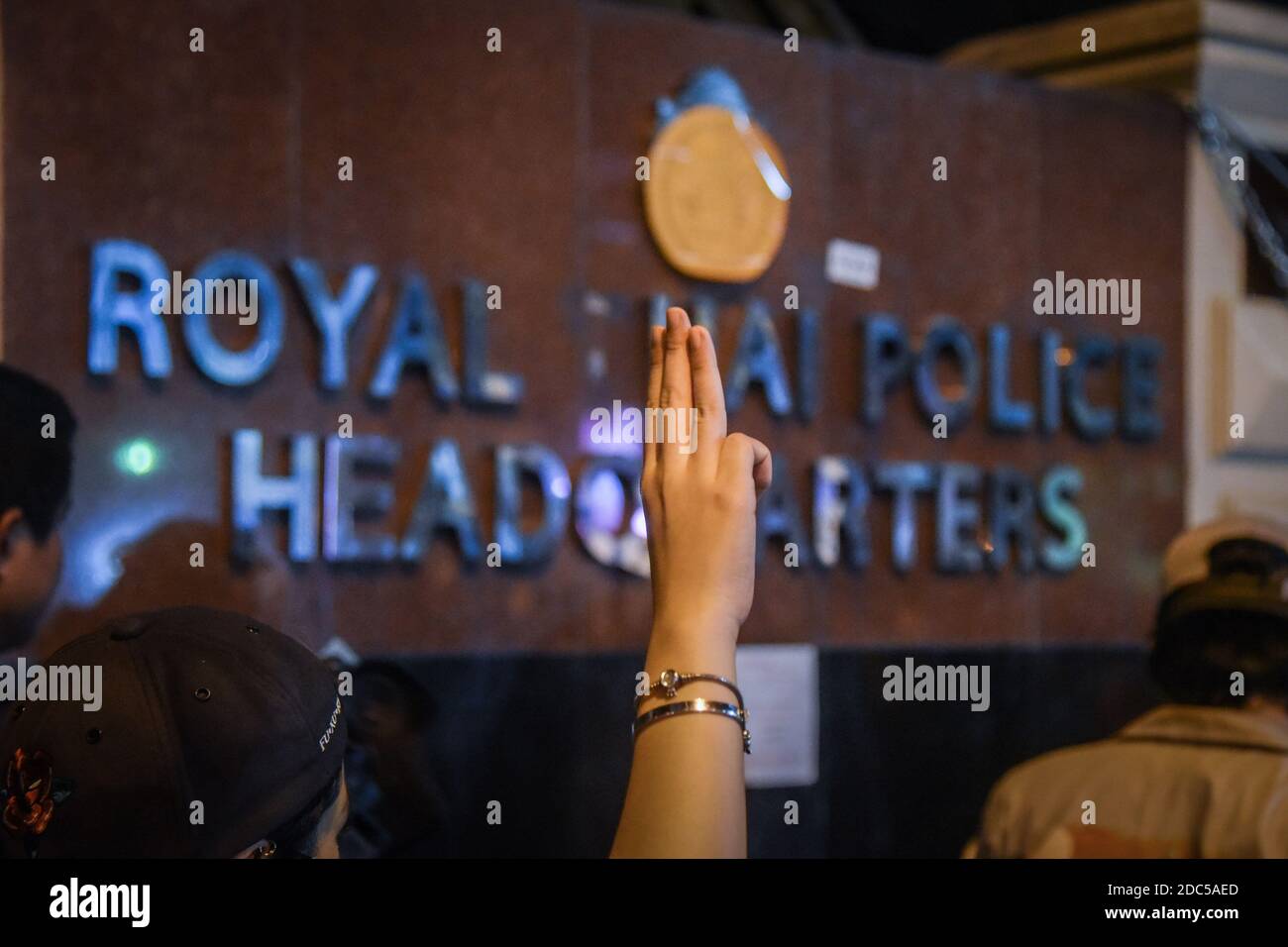 Bangkok, Thaïlande. 1er janvier 2014. Un manifestant tient les trois doigts pour saluer pendant la manifestation.des milliers de manifestants pro-démocratie ont convergé à l'intersection de Ratchaprasong pour réclamer les changements à la constitution de la Thaïlande. Après l'émeute, la police a utilisé des canons à eau et des gaz lacrymogènes pour repousser les manifestants pro-démocratie au Parlement. Credit: Yuttachai Kongprasert/SOPA Images/ZUMA Wire/Alay Live News Banque D'Images