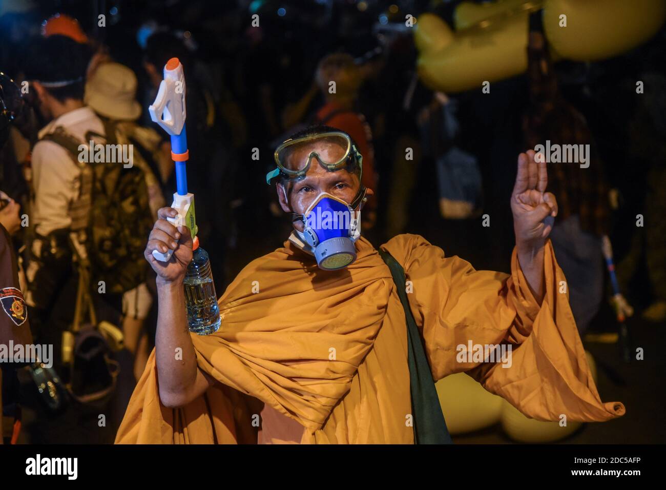 Bangkok, Thaïlande. 1er janvier 2014. Un moine bouddhiste tient les trois doigts pour saluer pendant la manifestation.des milliers de manifestants pro-démocratie ont convergé à l'intersection de Ratchaprasong pour réclamer les changements à la constitution de la Thaïlande. Après l'émeute, la police a utilisé des canons à eau et des gaz lacrymogènes pour repousser les manifestants pro-démocratie au Parlement. Credit: Yuttachai Kongprasert/SOPA Images/ZUMA Wire/Alay Live News Banque D'Images