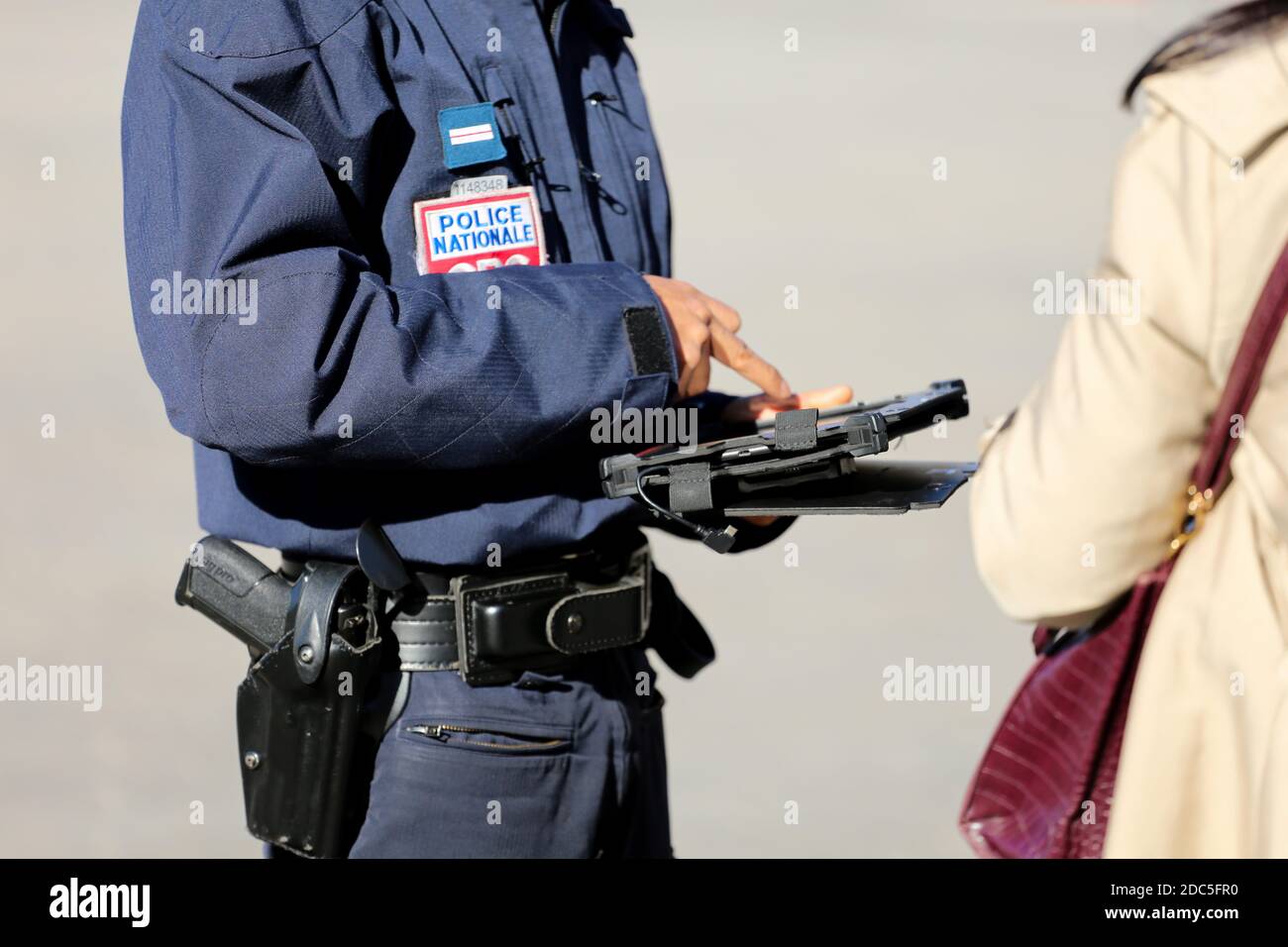 17 novembre 2020 : Marseille, France. 17 novembre 2020. La police nationale et municipale patrouillent dans l'ancien marché portuaire de Marseille et vérifie si les usagers des transports publics détiennent le certificat de voyage nécessaire, car un deuxième confinement de Covid est imposé à la ville et à l'ensemble du pays. Au cours des dernières semaines, la France a connu une forte augmentation des cas de coronavirus, le nombre de personnes en soins hospitaliers pour Covid-19 dans le pays étant actuellement plus élevé que lors de la première vague en avril. La France doit rester verrouillée jusqu'au 1er décembre au moins, avec des voyageurs dans le pays ayant Banque D'Images