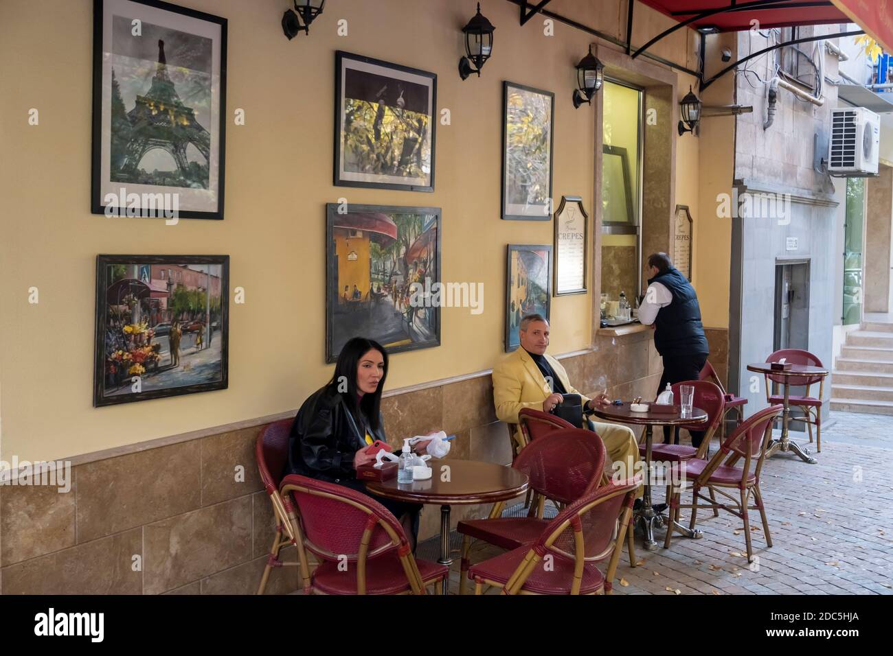 Personnes assises dans un café dans la capitale arménienne d'Erevan Banque D'Images