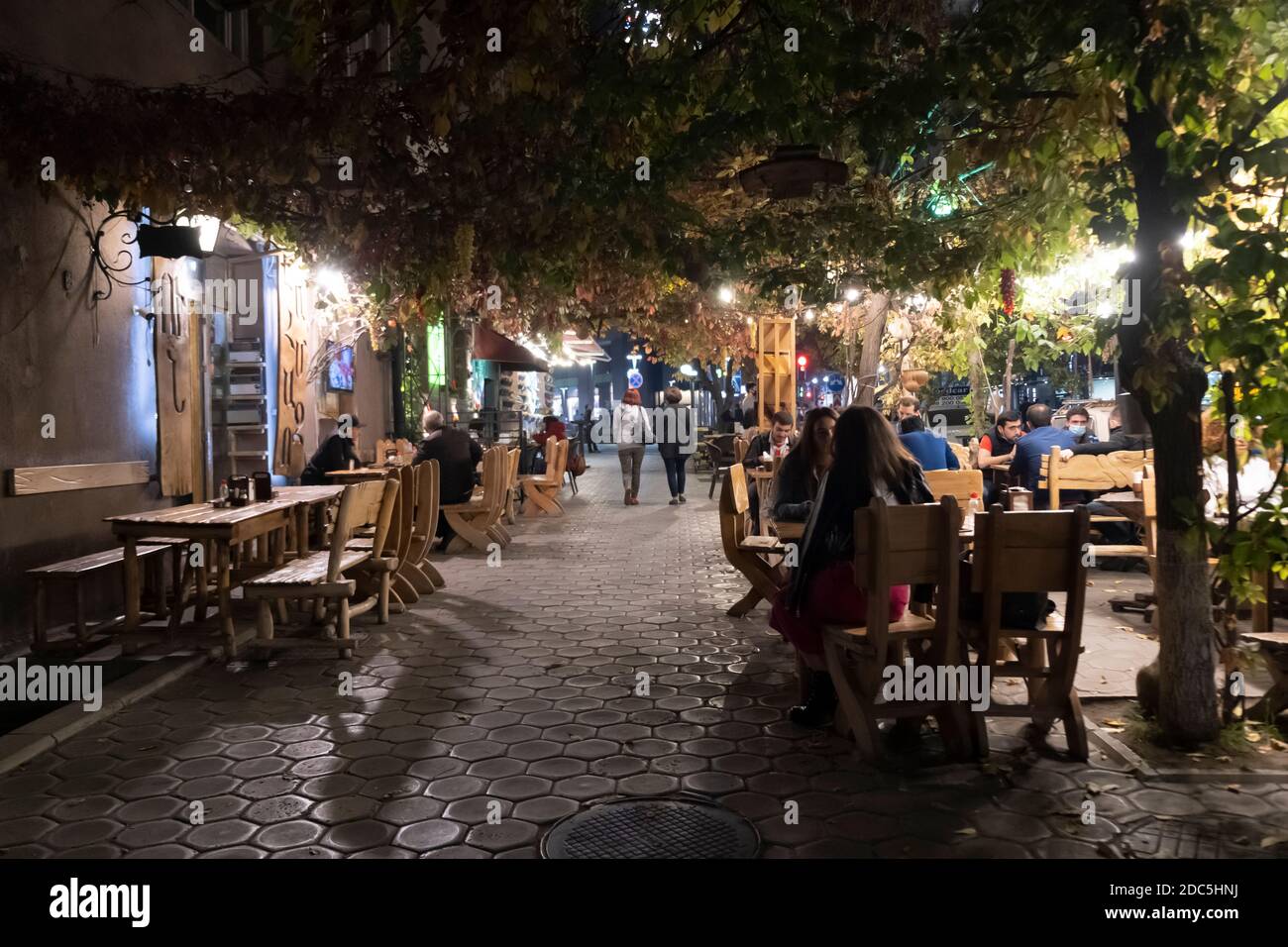 Les clients dînent à l'extérieur dans un restaurant de la capitale d'Erevan Arménie Banque D'Images