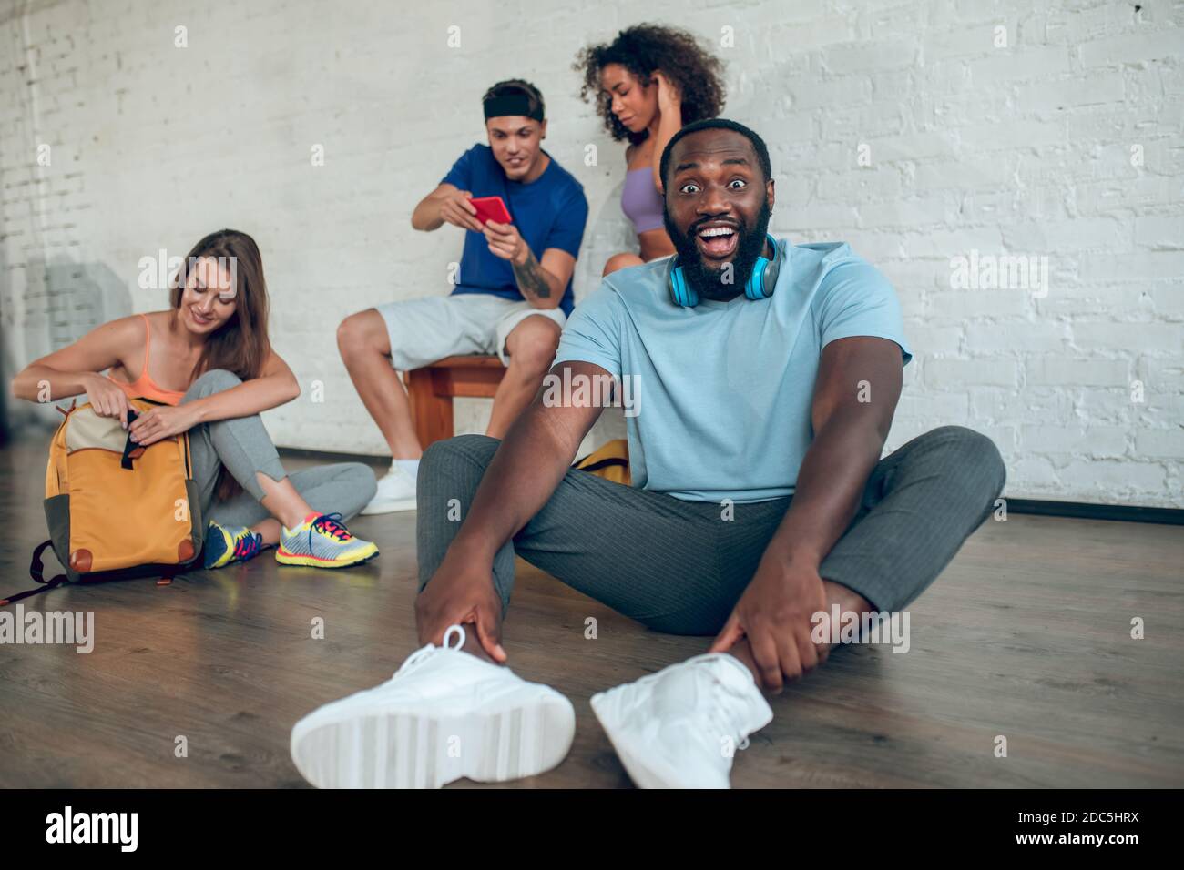 Danseurs souriants se reposer après un cours de danse Banque D'Images