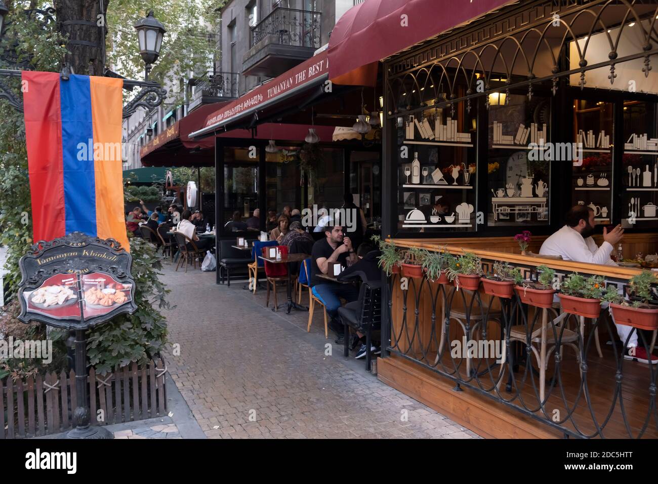 Restaurants et cafés bordés dans la rue Tumanyan à Erevan Capitale de l'Arménie Banque D'Images