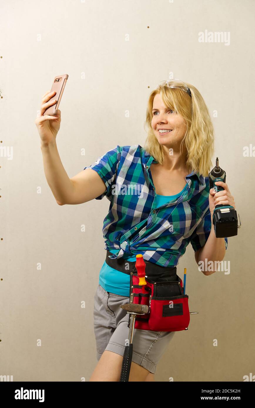 Femme blonde portant une ceinture porte-outils de bricolage pleine