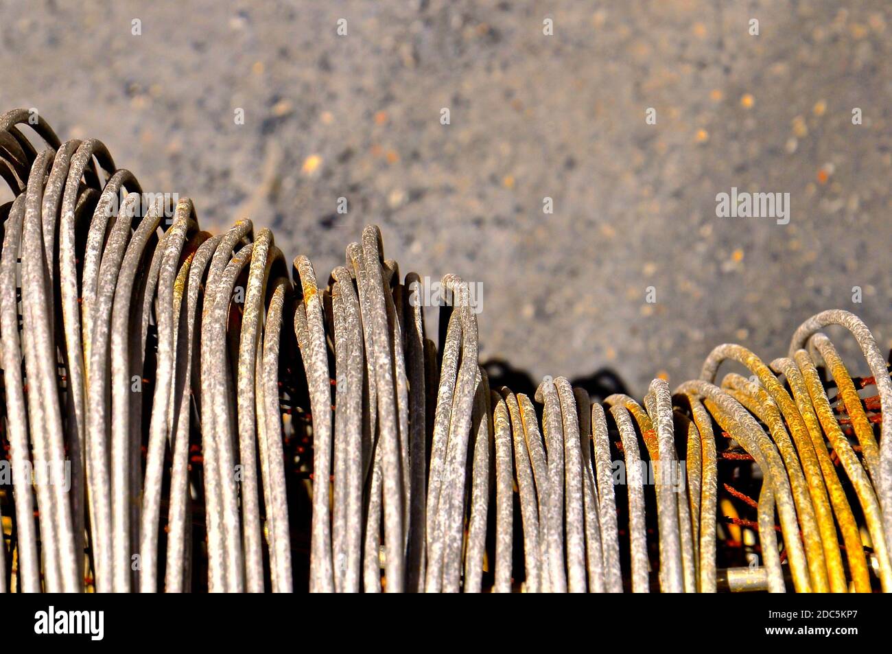 Image rapprochée des bobines de fil d'acier rouillé. Banque D'Images