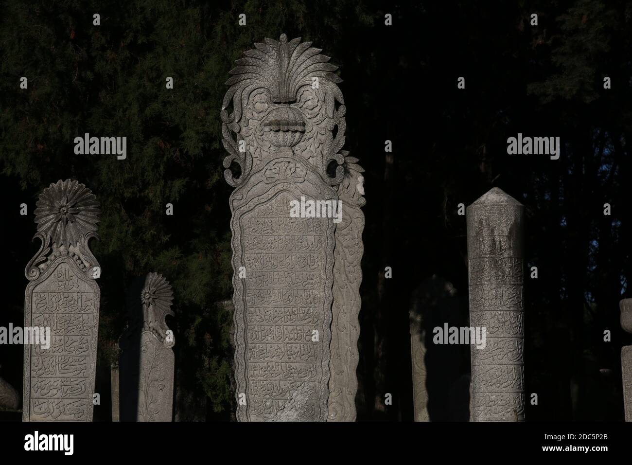Les vieilles pierres tombales ottomanes historiques dans le cimetière d'Eyup, Istanbul, Turquie. Pierre de tête historique à istanbul Banque D'Images