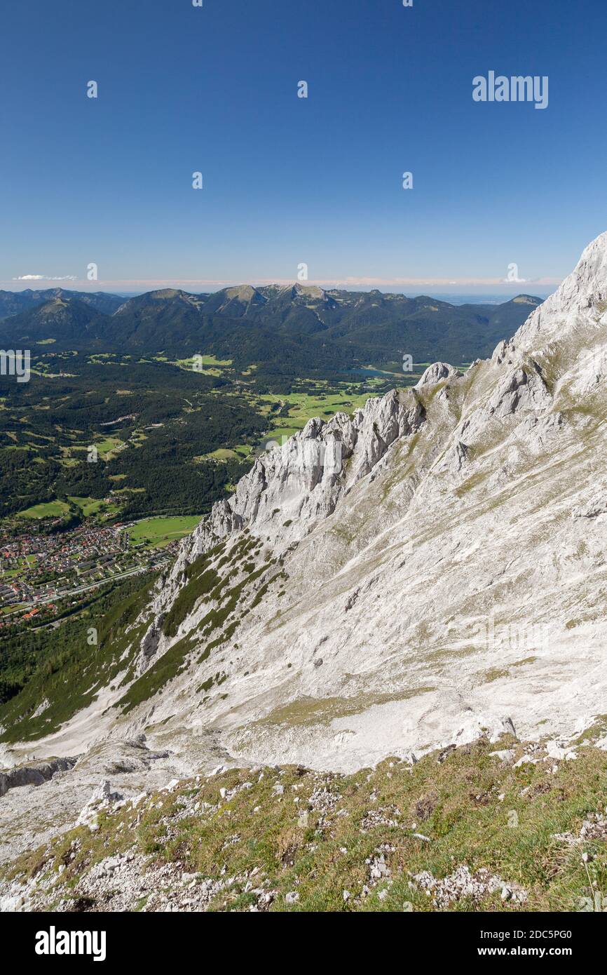 Géographie / Voyage, Allemagne, Bavière, Mittenwald, Karwendelwand avec la vallée d'Isar et les montagnes d'Ester, , droits-supplémentaires-dégagement-Info-non-disponible Banque D'Images