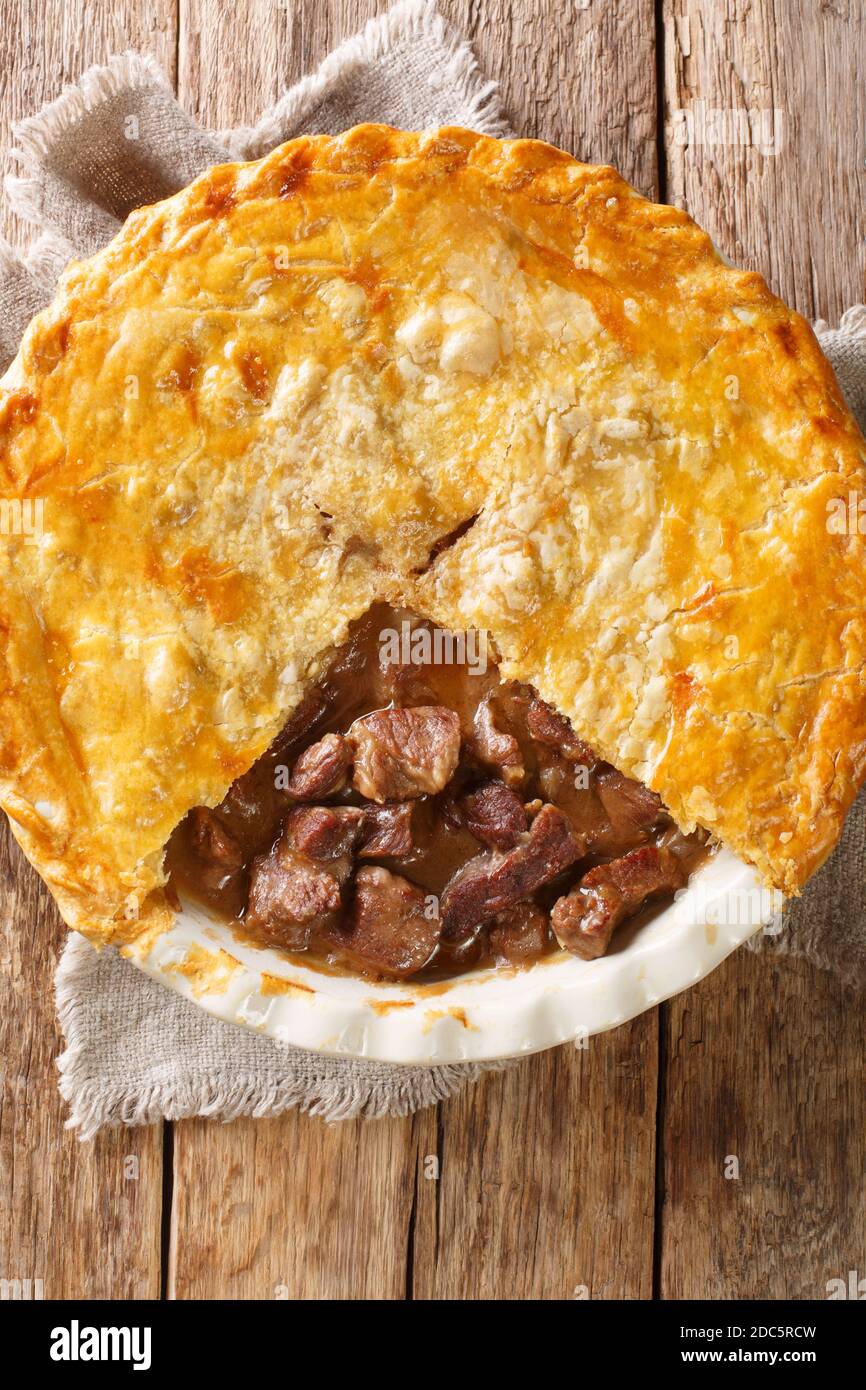 British Steak and Ale Pie est un morceau tendre de steak sont cuits avec des légumes et de la bière anglaise, puis enveloppés dans une croûte de beurre feuilletée dans le Banque D'Images