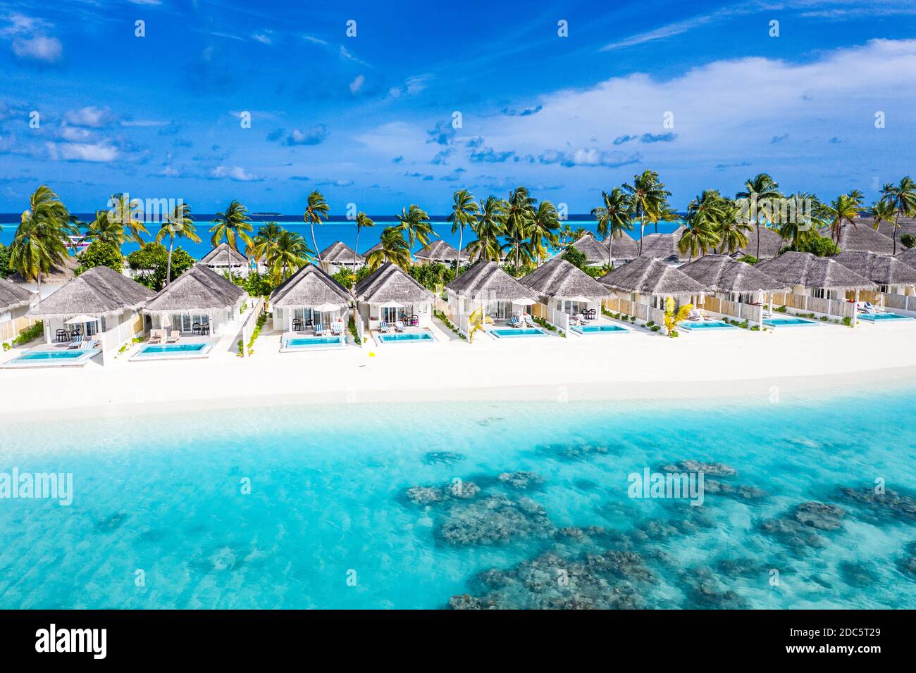 Paysage de la plage des Maldives. Panorama tropical, complexe de villas de luxe sur la côte de l'île paradisiaque. Voyage de luxe destination arrière-plan vacances d'été Banque D'Images